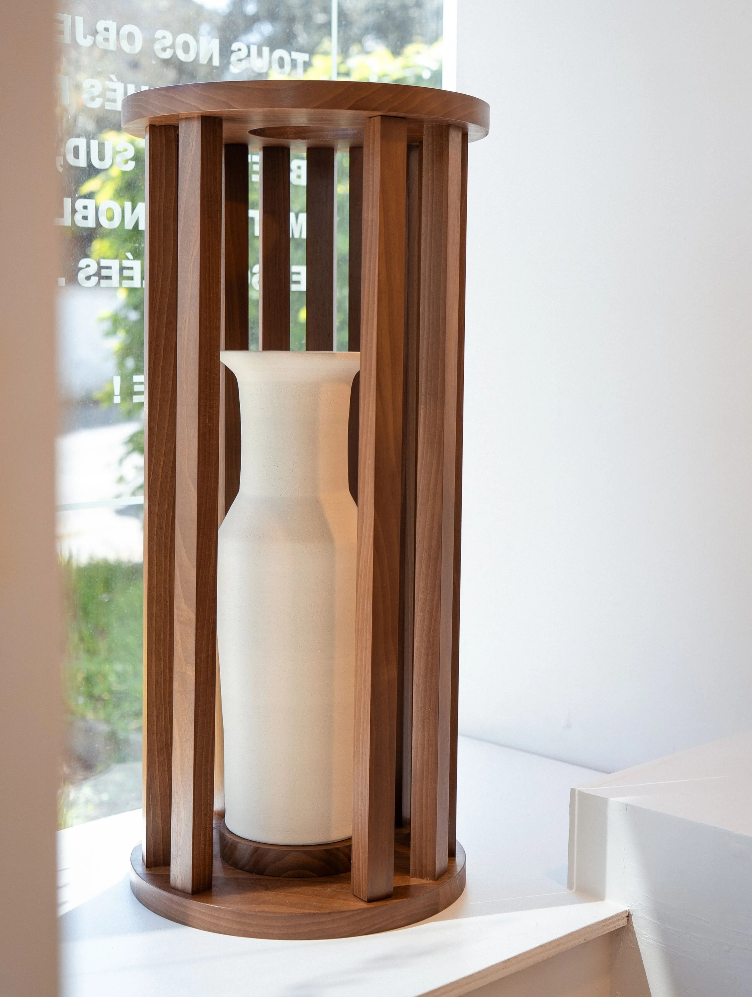 PANDORE ALABASTRON side table/ &eacute;dition noyer am&eacute;ricain &amp; gr&egrave;s chamott&eacute;. Design et fabrication : @ammo_designstudio - vase tourn&eacute; sur-mesure par 
@maceramiste 
Une table d&rsquo;appoint pens&eacute;e comme un obj