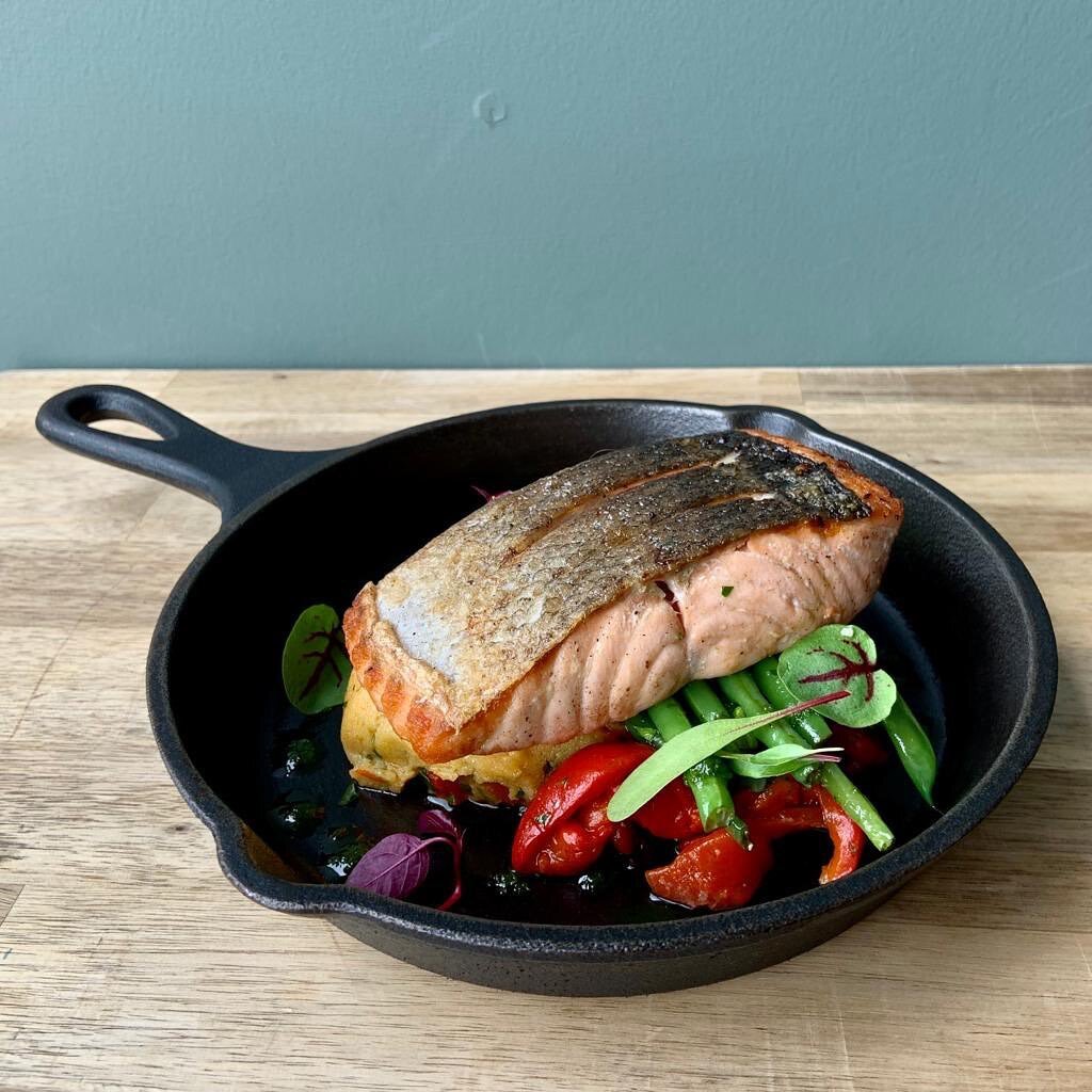 Market Menu Monday

Monday blues? Our Market Menu is available from 12-9pm every Monday. 

Grilled salmon, soft herb polenta, toast red peppers, gremolata, buttered green beans (gf). 

Go on, treat yourself ☎️0141 338 6606 to book.