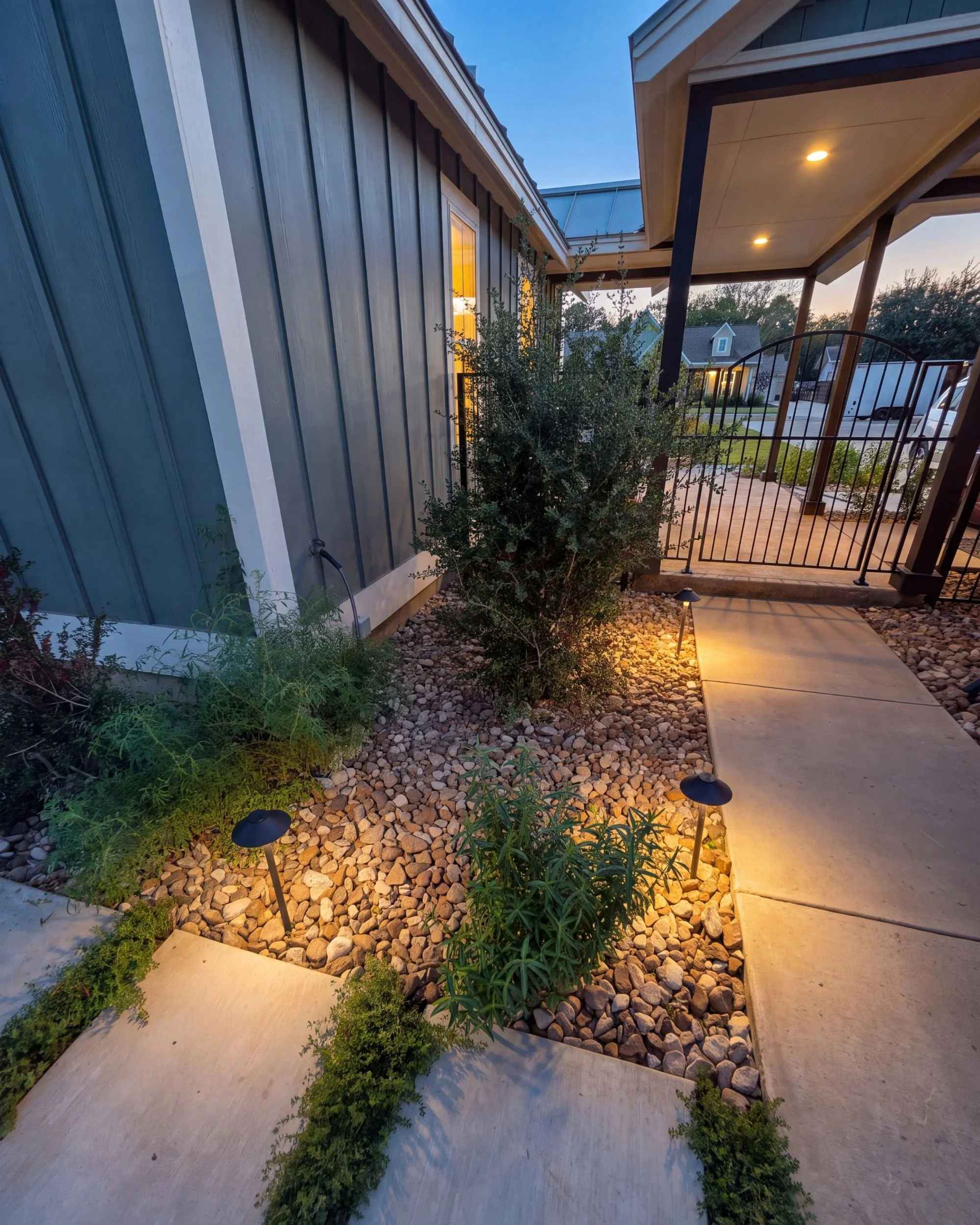 10-fredericksburg-landscape-lighting-side-yard-path-lights.jpg
