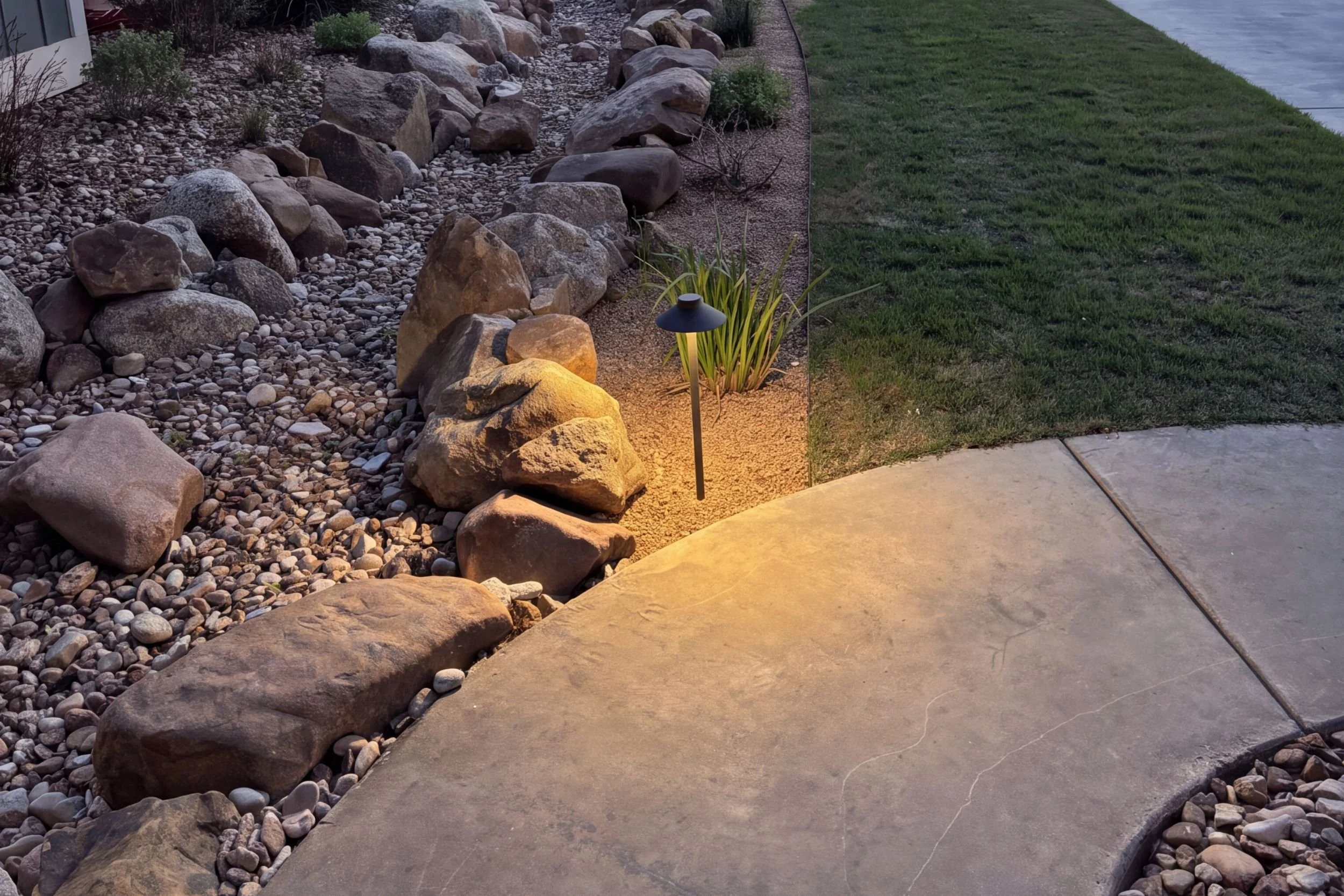 09-fredericksburg-landscape-lighting-dry-creek-path-light.jpg