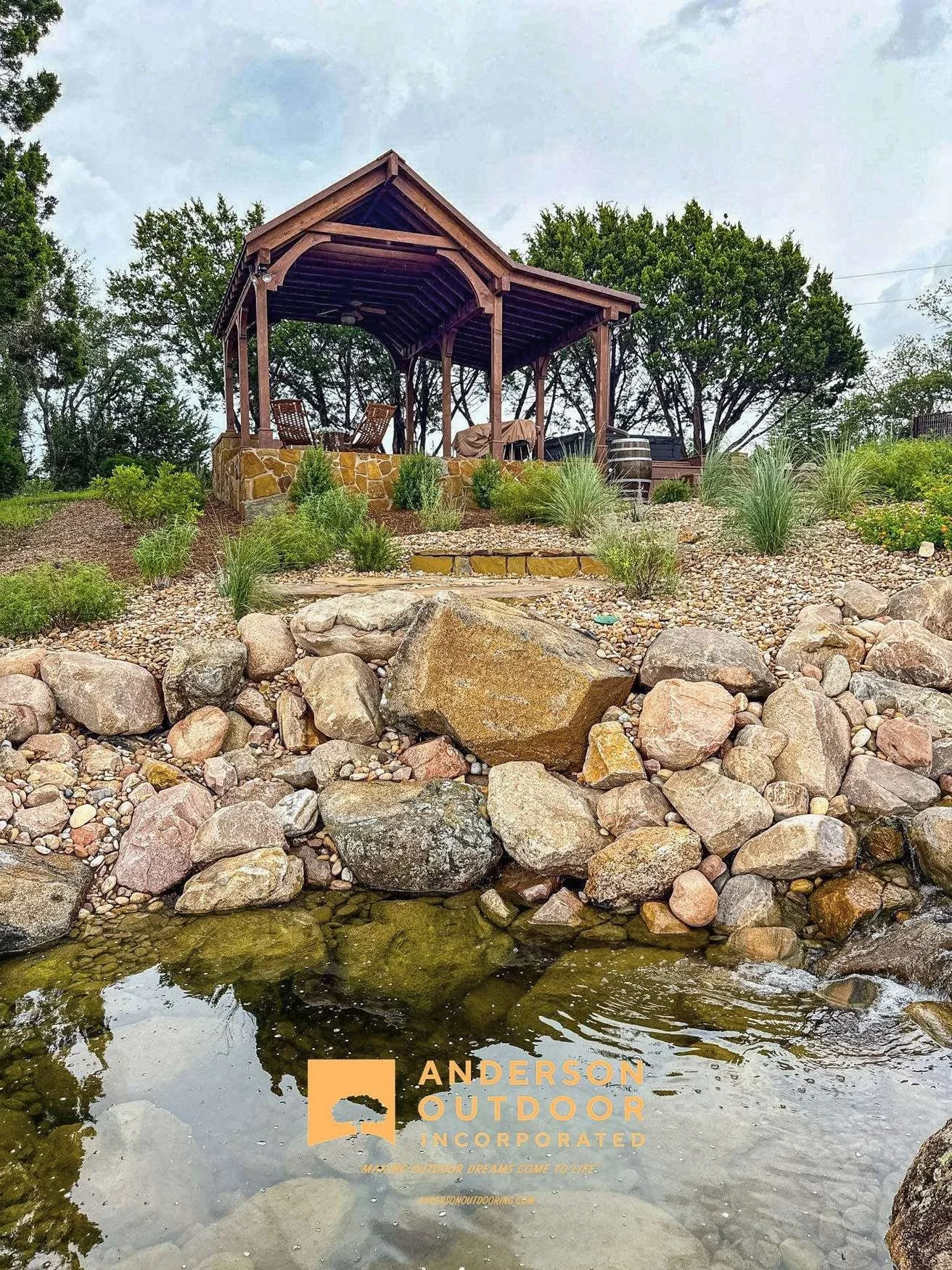 stonewater-04-pond-flagstone-seating.jpg