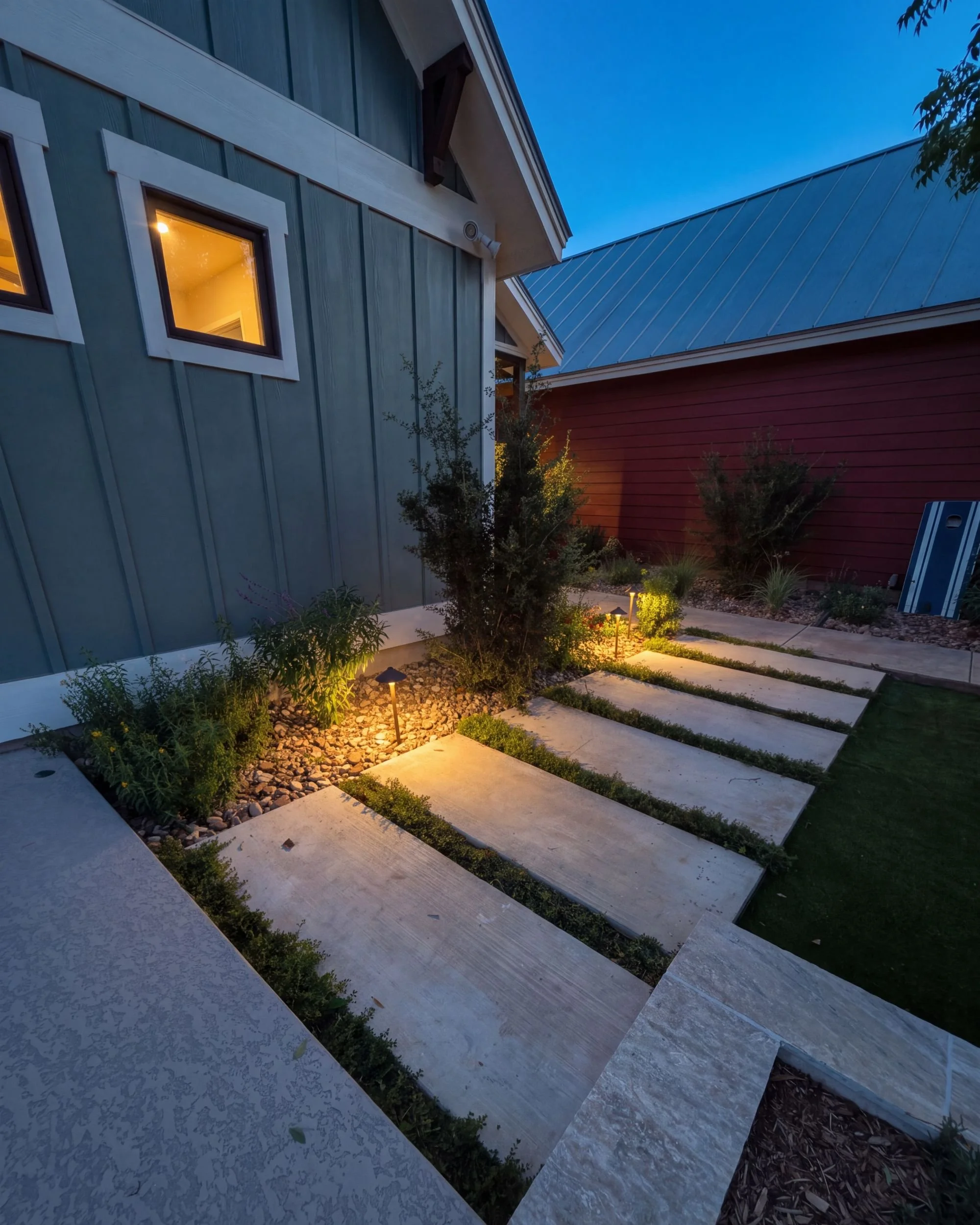 11-fredericksburg-landscape-lighting-side-path-lights.jpg