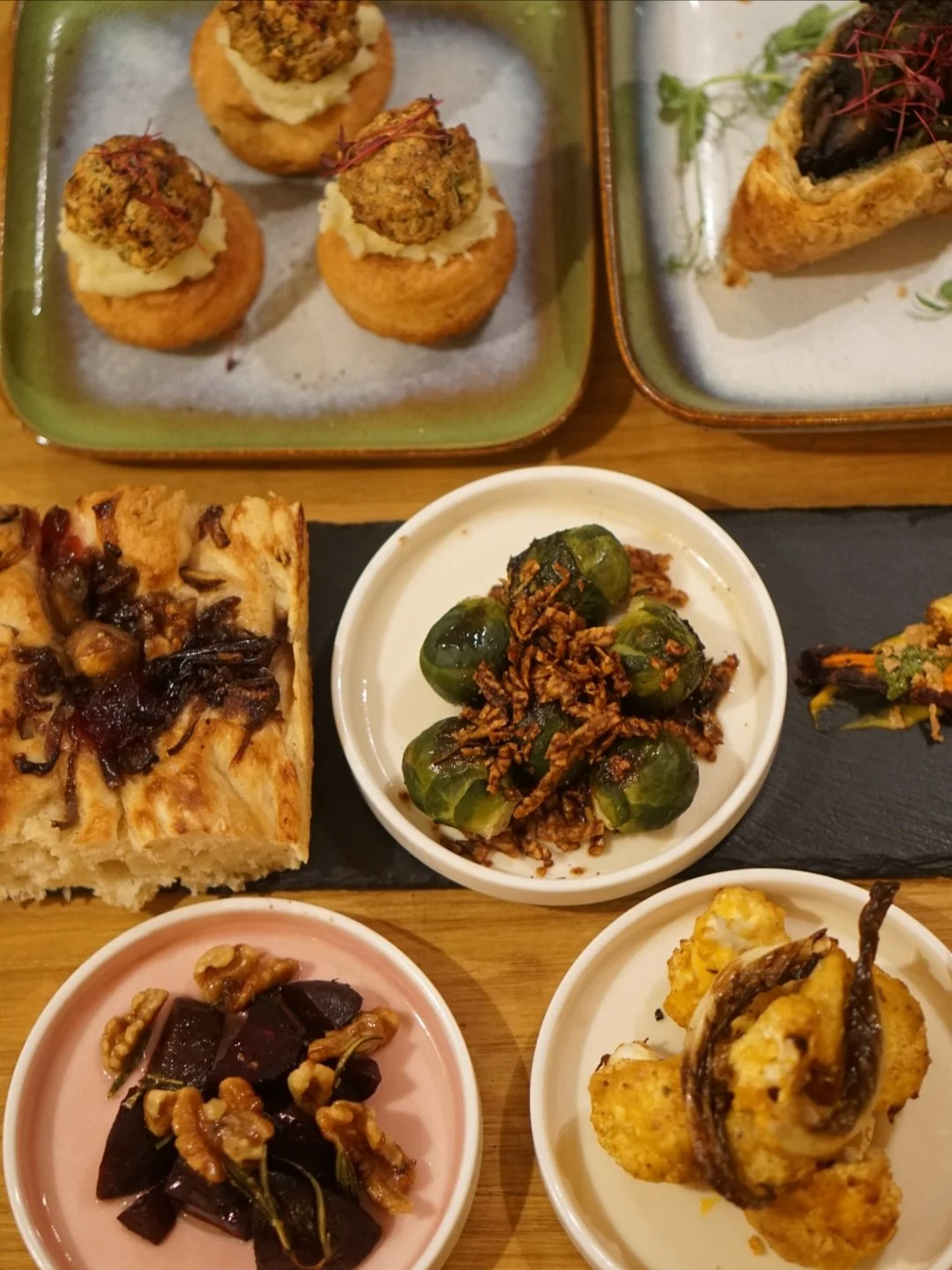 Last Sunday Roast tomorrow! 🌱

What are you having 😋

SHARING PLATES /
-Chestnut, Caramelised Onion + Cranberry Focaccia
-Vegan Cheese Trio; Black Truffle, Black Pepper, Camembert + Crackers
-Mushroom + Spinach Crepe Wellington

SMALL PLATES /
-Pum