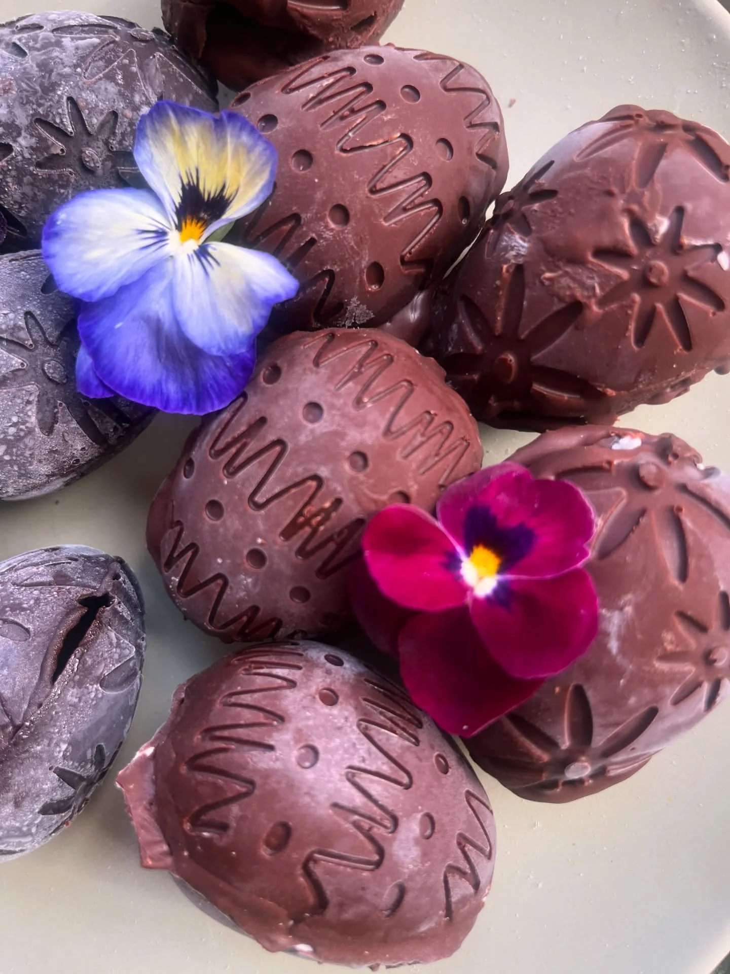 Wishing you all a lovely Easter Weekend 🐣

What would be your ultimate Easter egg filling flavour?

The options are endless 🤪
