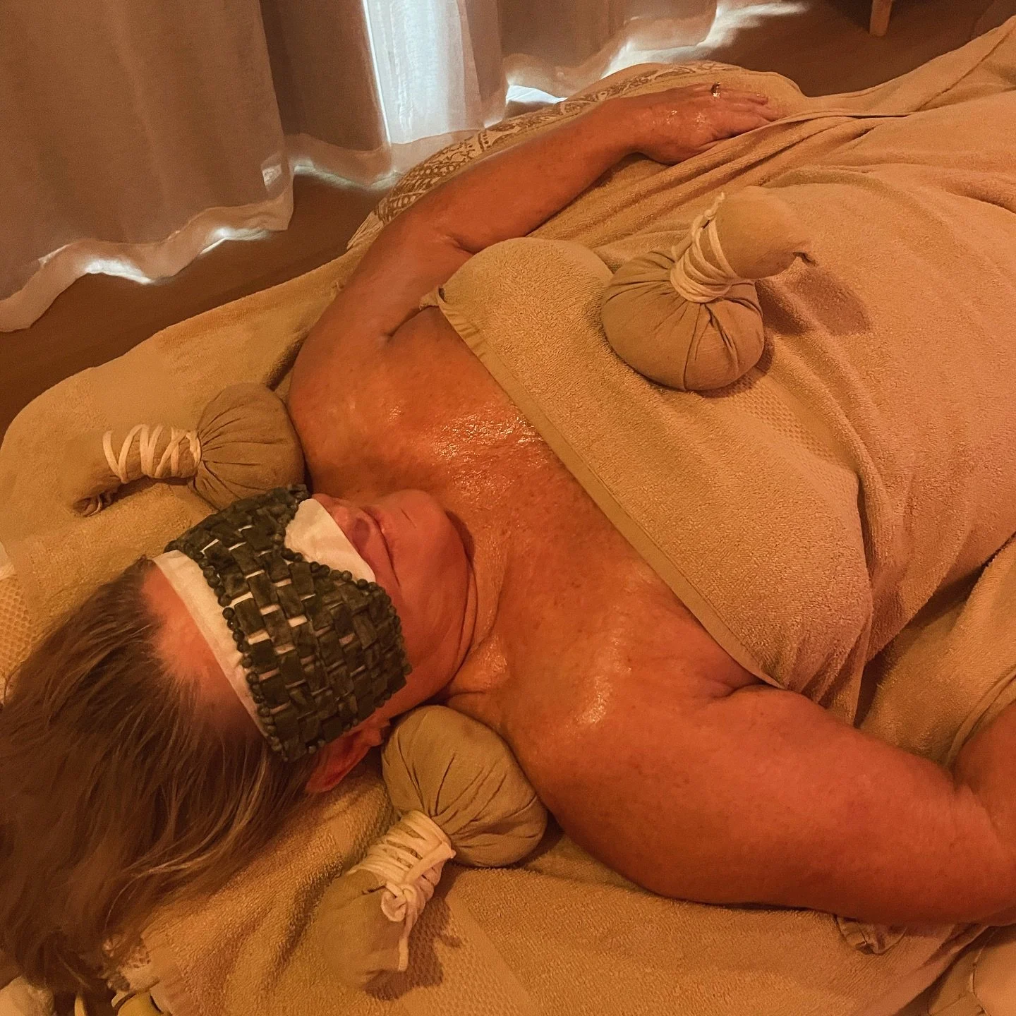 🌟 One of my wonderful regular clients came in today for her Abhyanga massage, bringing her trademark positive energy. She navigates a condition that causes significant muscle pain and joint stiffness, and regular Abhyanga massages and infrared sauna