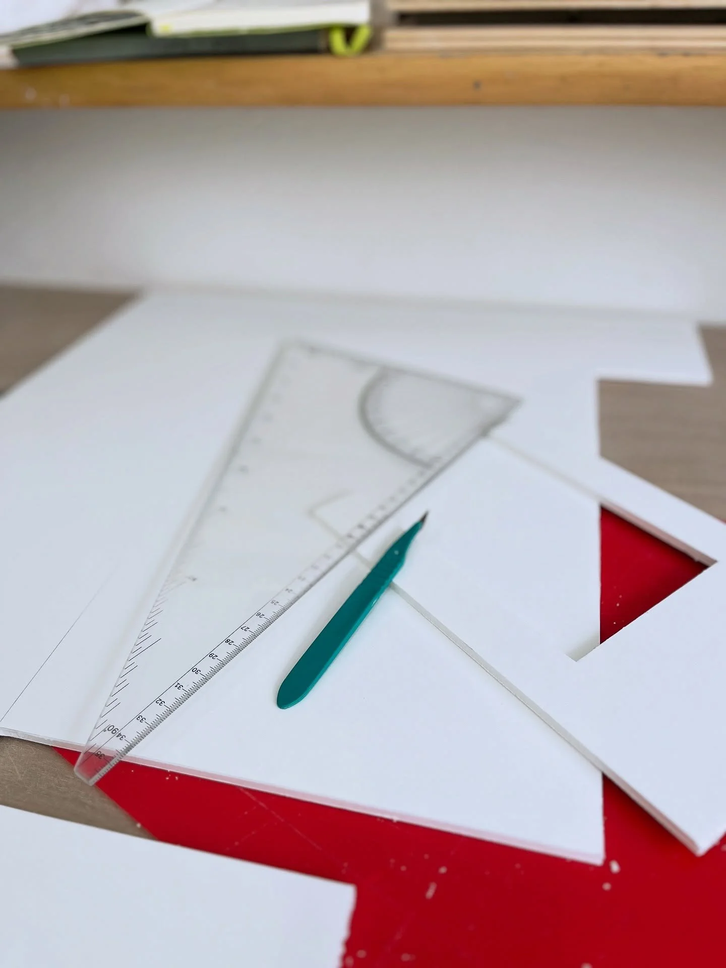 Ambiance maquette !

Etant donn&eacute; que je n&rsquo;ai pas de logiciel 3D (en tout cas pas encore) et que je ne veux plus faire mes R&amp;D directement en terre, je prends du carton plume. C&rsquo;est tout nouveau pour moi!
 
#atelierceramique , #