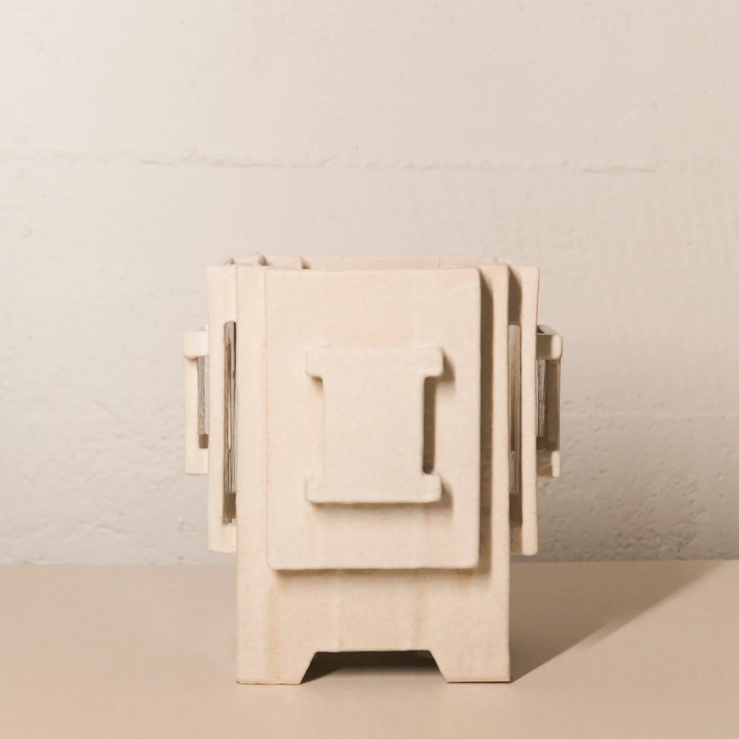 Lampe &agrave; poser Echo
Gr&egrave;s et email
Dim : 23 cm x 23 cm - H : 26 cm

#lampes, #decoration, #architecte, #luminaire, #ceramics

photos @manonjalibert