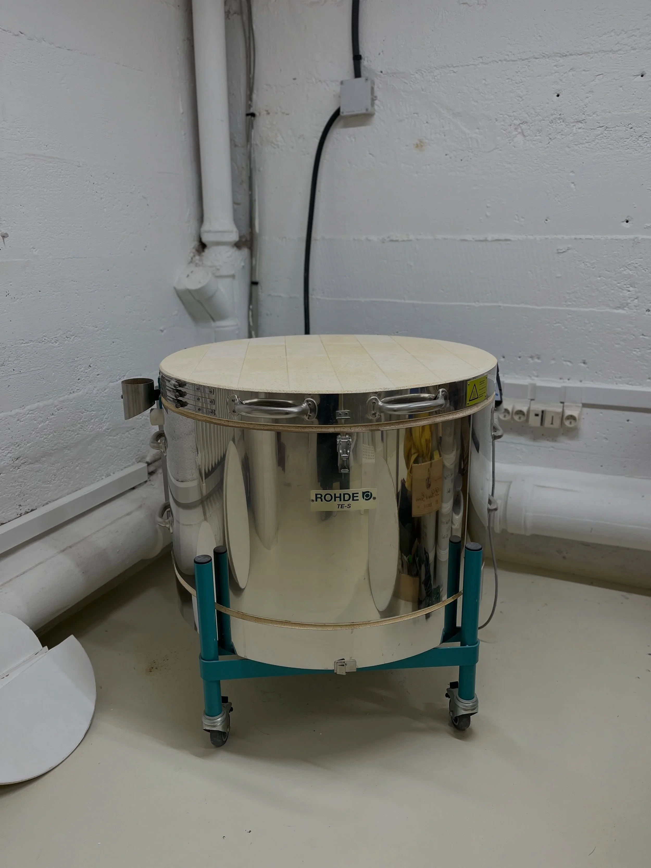 Je vends mon four Rohde TE130S monophas&eacute; avec:
- 4 plaques d&rsquo;enfournement diam&egrave;tre 52cm
- 36 quilles ( 4 dimensions-9 quilles par dimension)
- programmateur ST411
- support roulette

Je l&rsquo;ai achet&eacute; chez Peter Lavem en