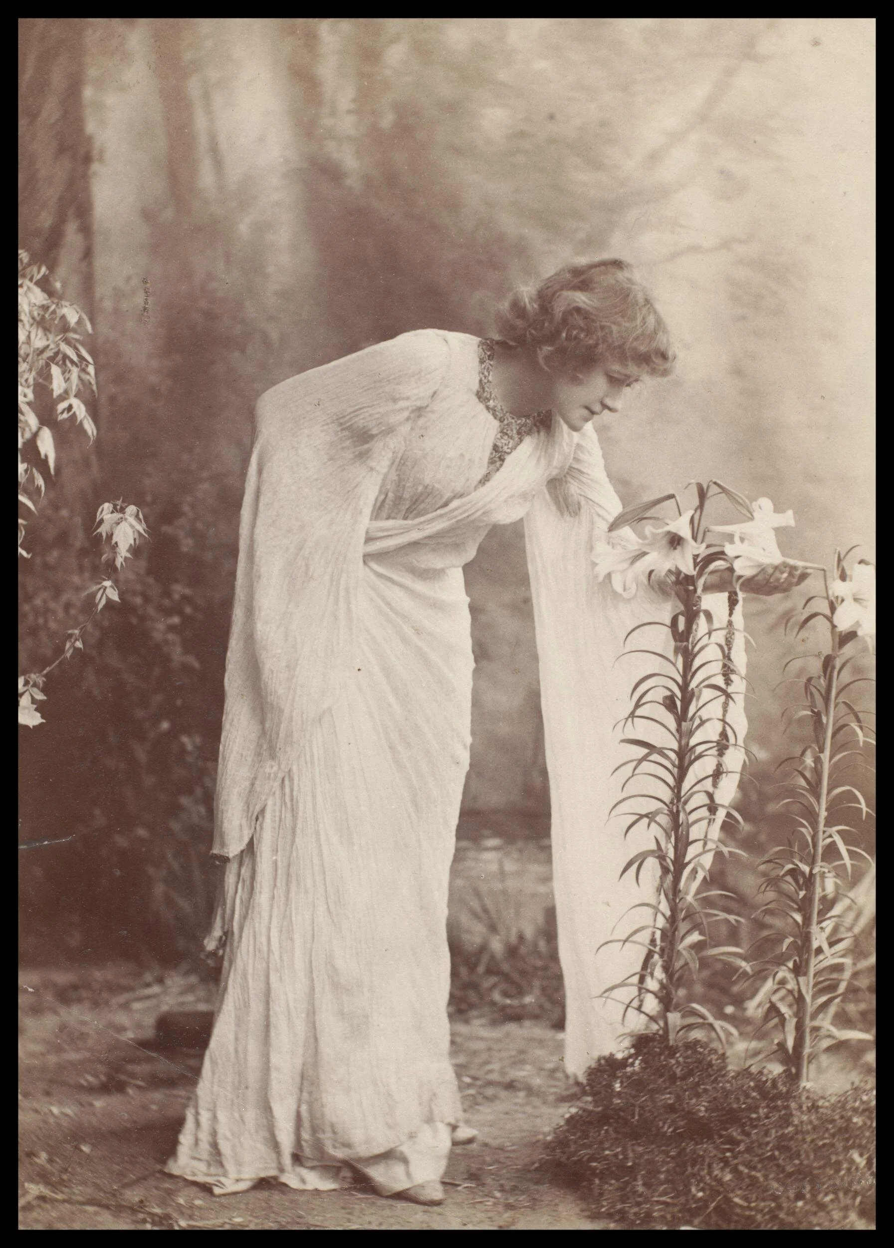 Ellen Terry, Shopping in Byzantium: Decadent costumes fit for a ‘Temple of Art’