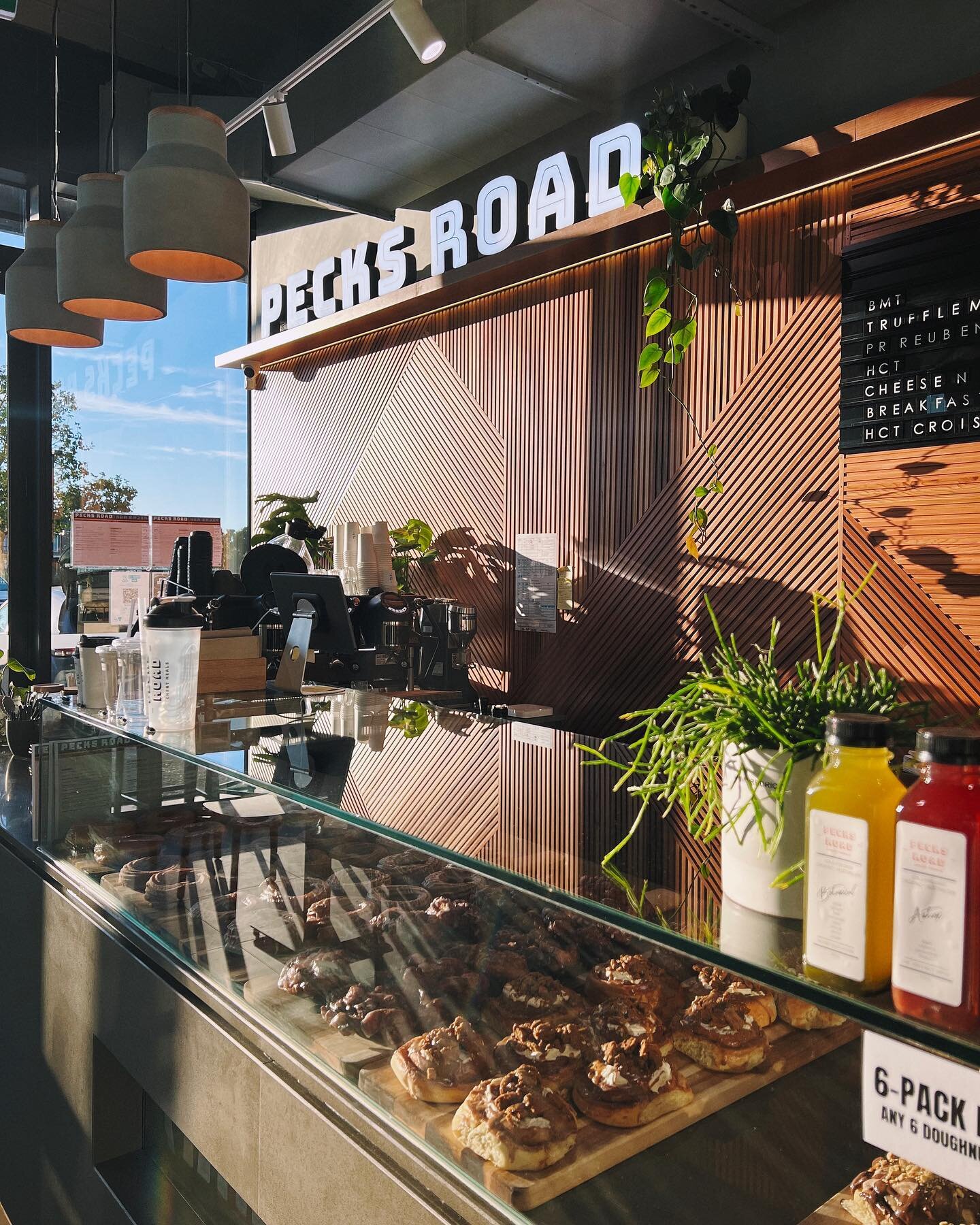 Rise &amp; shine Melbz ☀️

Doughnuts, coffee and deli sandwiches ready and waiting for you this glorious Sunday morning 👌🏽

Open 8am - 5pm every day.

See you at Pecks Road !

Shop A6, 1-7 Caroline Springs Blvd, Caroline Springs 3023

🍩☕️🍩