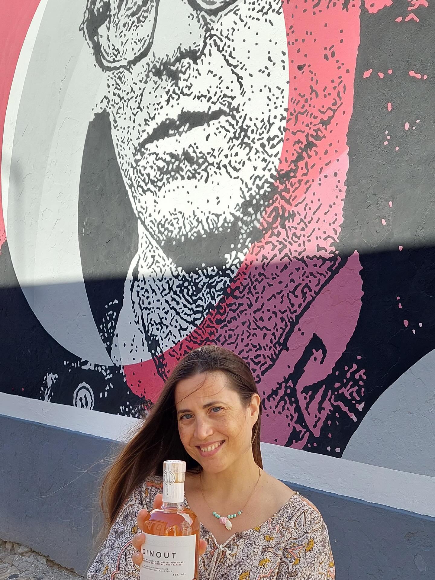 🇵🇹 Hoje celebramos o Dia de Portugal &mdash; terra de hist&oacute;ria, coragem e alma vibrante.
No Ginout, brindamos &agrave; nossa Portugalidade com orgulho, sabor e autenticidade. Porque cada gole &eacute; uma homenagem &agrave;s ra&iacute;zes qu
