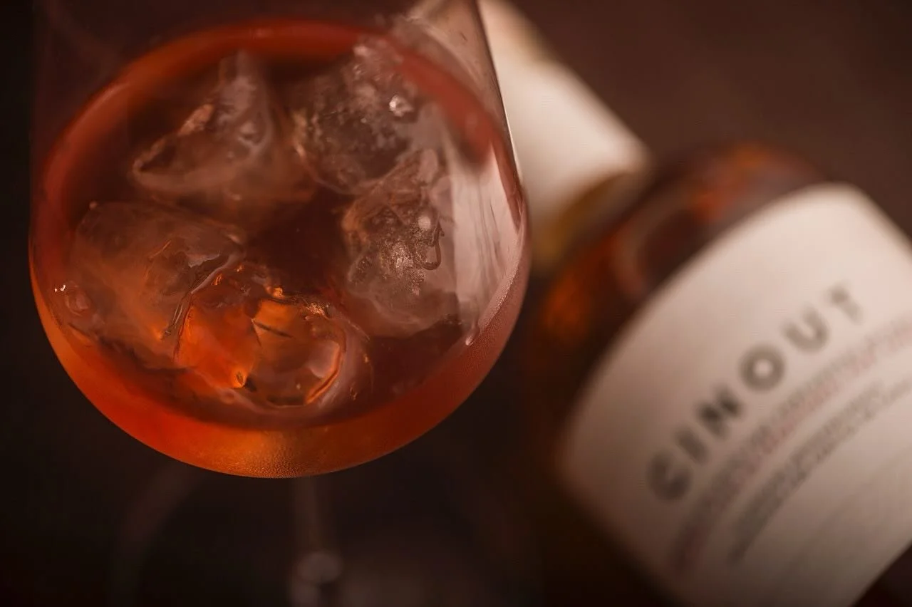 F&atilde; de negroni? J&aacute; conhece a nossa interpreta&ccedil;&atilde;o, o Let&rsquo;s GO? Cocktail delicioso, super f&aacute;cil de fazer. Visite a nossa galeria de cocktails em https://www.ginout.com/cocktails e delicie-se!
.
.
.
#agedinsideout