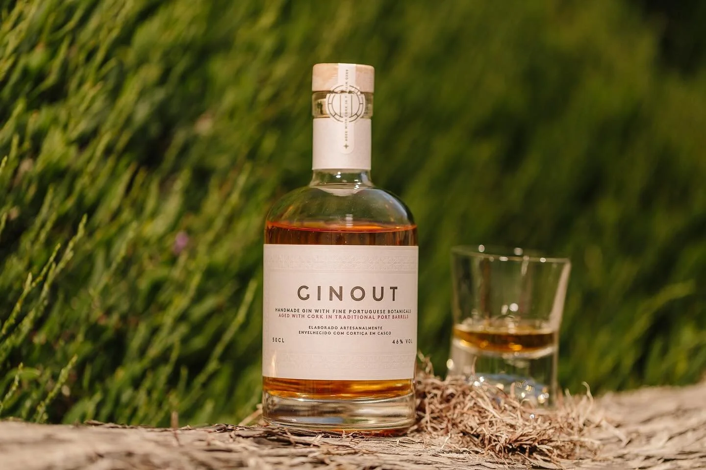 Amanh&atilde; passamos &agrave; hora de inverno. Dupla raz&atilde;o para celebrar com um bom gin bem ao seu gosto: uma porque &eacute; cocktail time mais cedo, outra porque o frio vai pedir mais Ginout puro.  J&aacute; se deixou levar por essa maravi