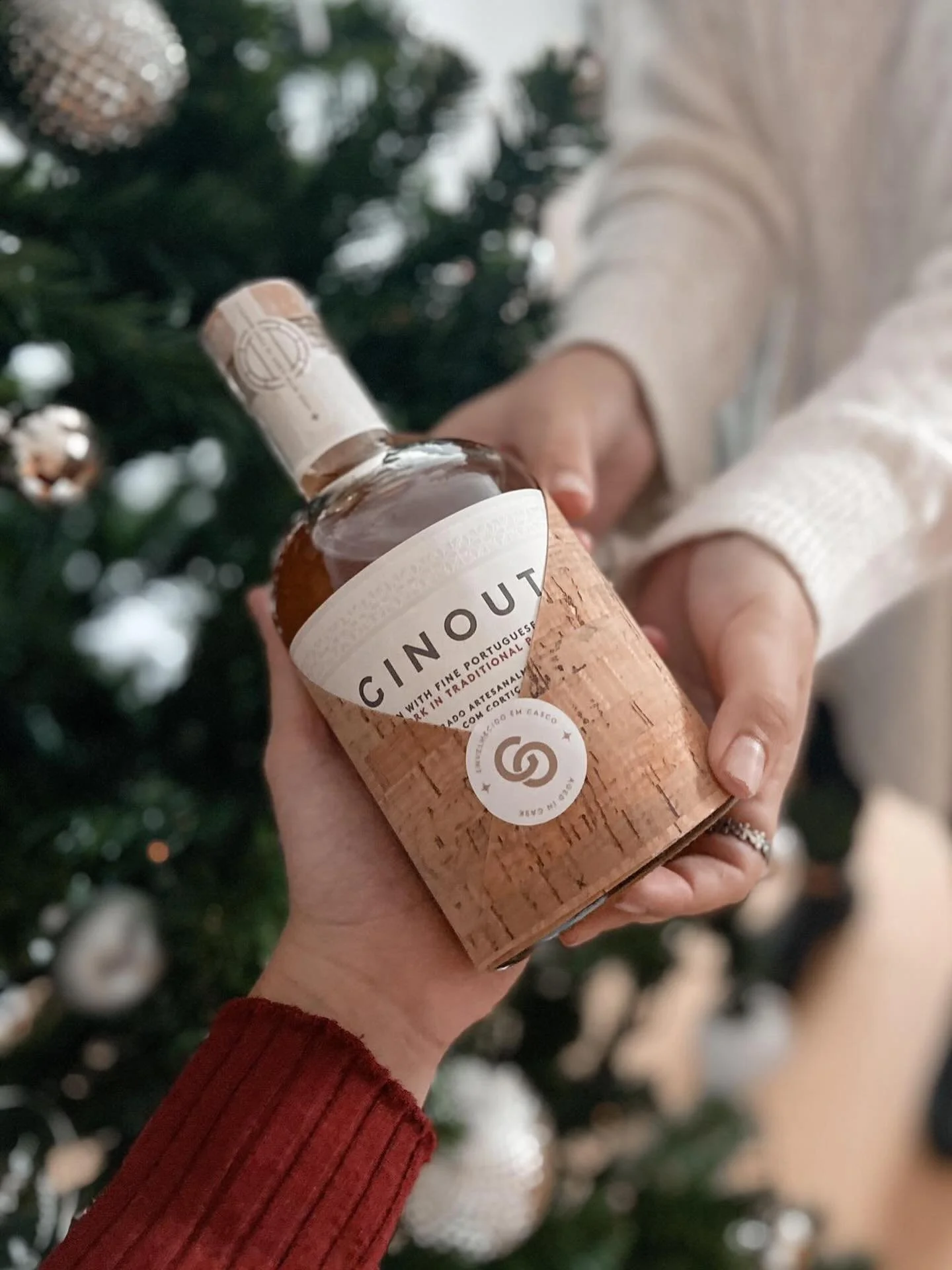 Neste Natal, os melhores presentes s&atilde;o os que contam uma hist&oacute;ria. 🎄✨
Mesmo &agrave; &uacute;ltima hora, oferecer Ginout &eacute; oferecer um gin premium portugu&ecirc;s, feito para brindar, partilhar e criar momentos especiais.
Porque