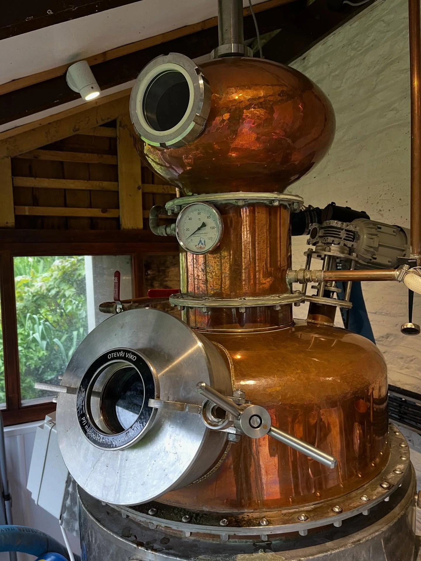 A ALQUIMIA DA DESTILA&Ccedil;&Atilde;O.  A forma como um gin &eacute; destilado muda TUDO. No mundo dos destilados premium, pequenas varia&ccedil;&otilde;es de temperatura ou tempo podem revelar ou esconder aromas. &Eacute; qu&iacute;mica, mas tamb&e