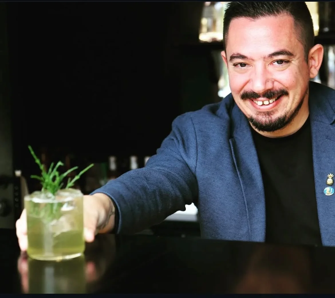DIA MUNDIAL DO BARTENDER - hoje celebramos os criadores de momentos &uacute;nicos e experi&ecirc;ncias inesquec&iacute;veis, que tanto trabalham para elevar esta profiss&atilde;o ao estatuto de arte, com criatividade e dedica&ccedil;&atilde;o.  O nos