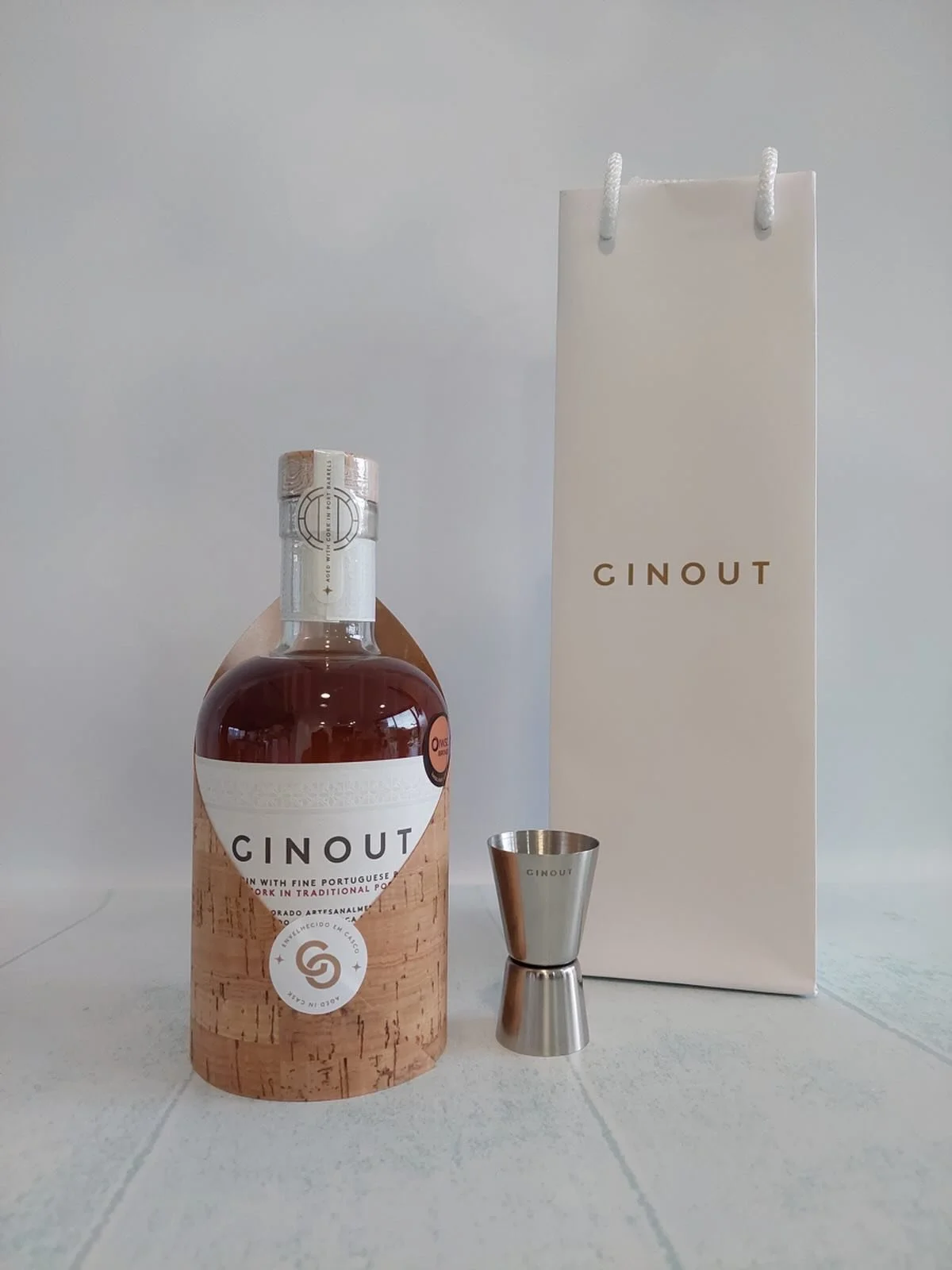 O dia do Pai est&aacute; a chegar e o Ginout &eacute; sem d&uacute;vida alguma a prenda perfeita e n&atilde;o h&aacute; melhor desculpa para comprar uma garrafa para o Pai l&aacute; de casa.  Em www.ginout.com pode encontrar todos o ponto de venda ma