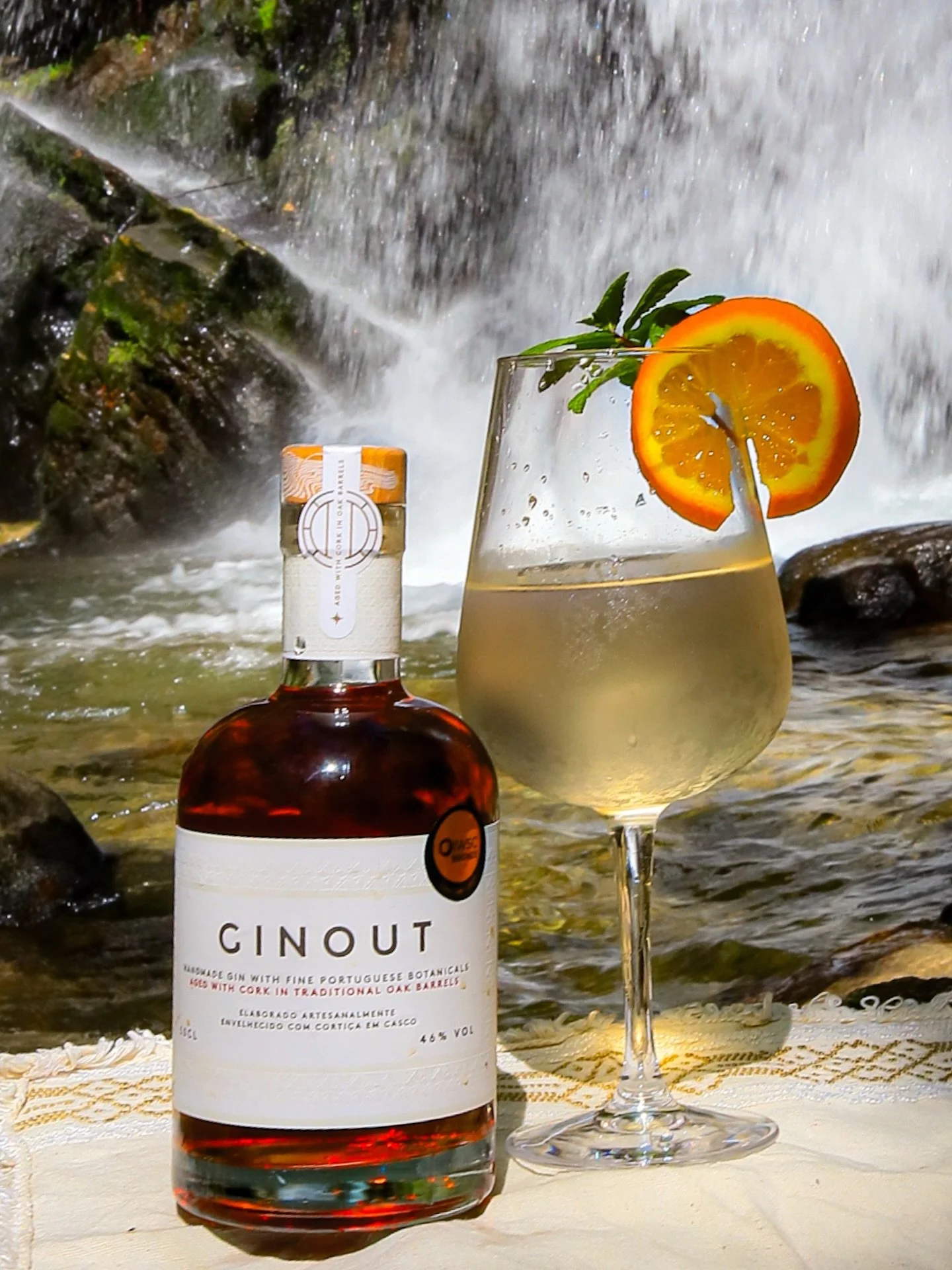 Dia de cocktail: j&aacute; conhece a galeria de cocktails do nosso site? Tamb&eacute;m os pode encontrar nos destaques no feed instagram. Deixe-se surpreender e - por favor - diga-nos qual &eacute; o seu cocktail favorito. 📸 @luisaferreiradasilva #a