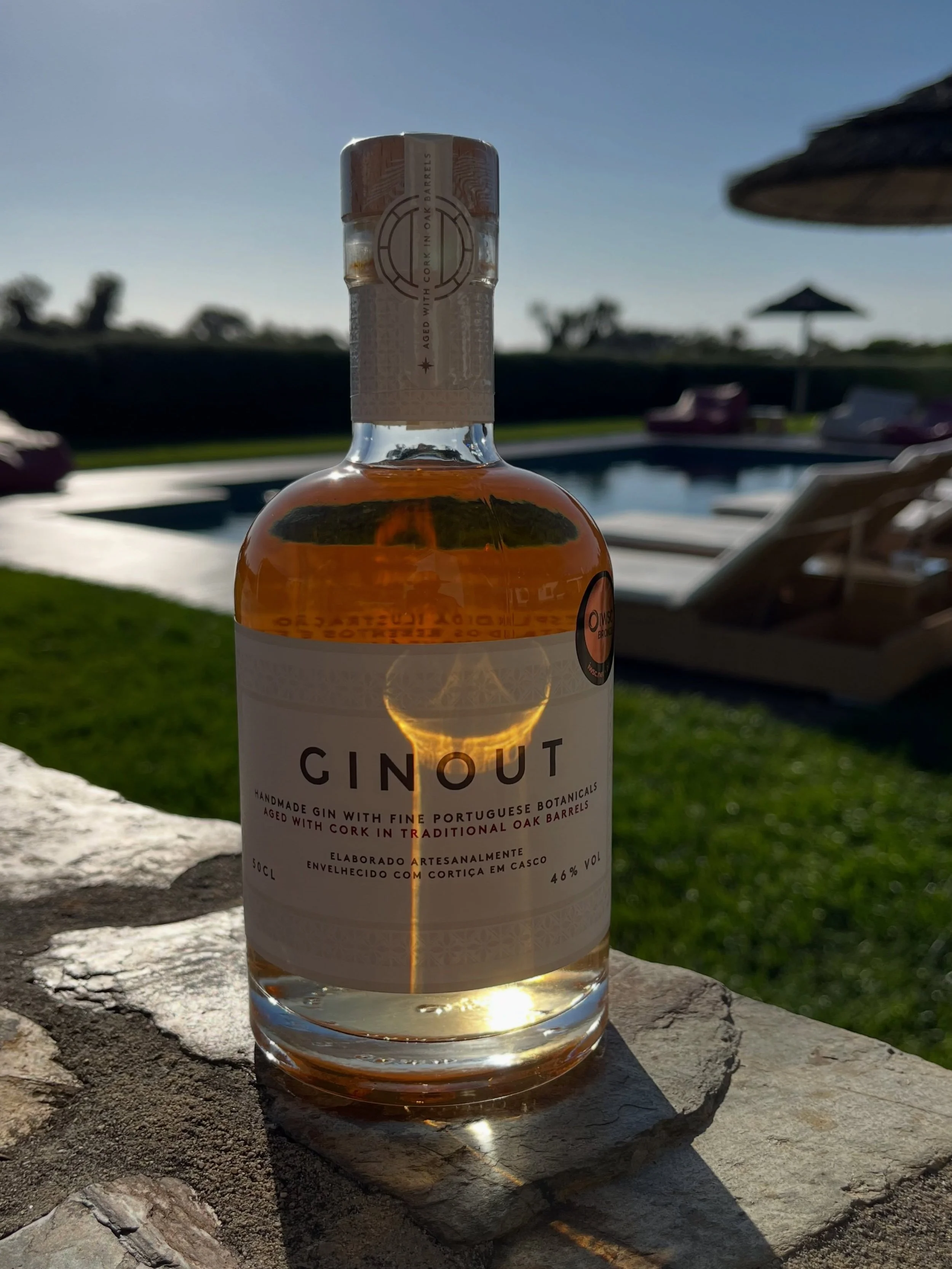 H&aacute; fins de tarde que pedem sil&ecirc;ncio.
Outros pedem boa companhia.
E alguns conseguem ter ambos.

O Algarve tem essa arte rara: transformar luz em mem&oacute;ria.

Um copo servido lentamente.
A brisa quente.
O momento certo.

#Ginout #Alga