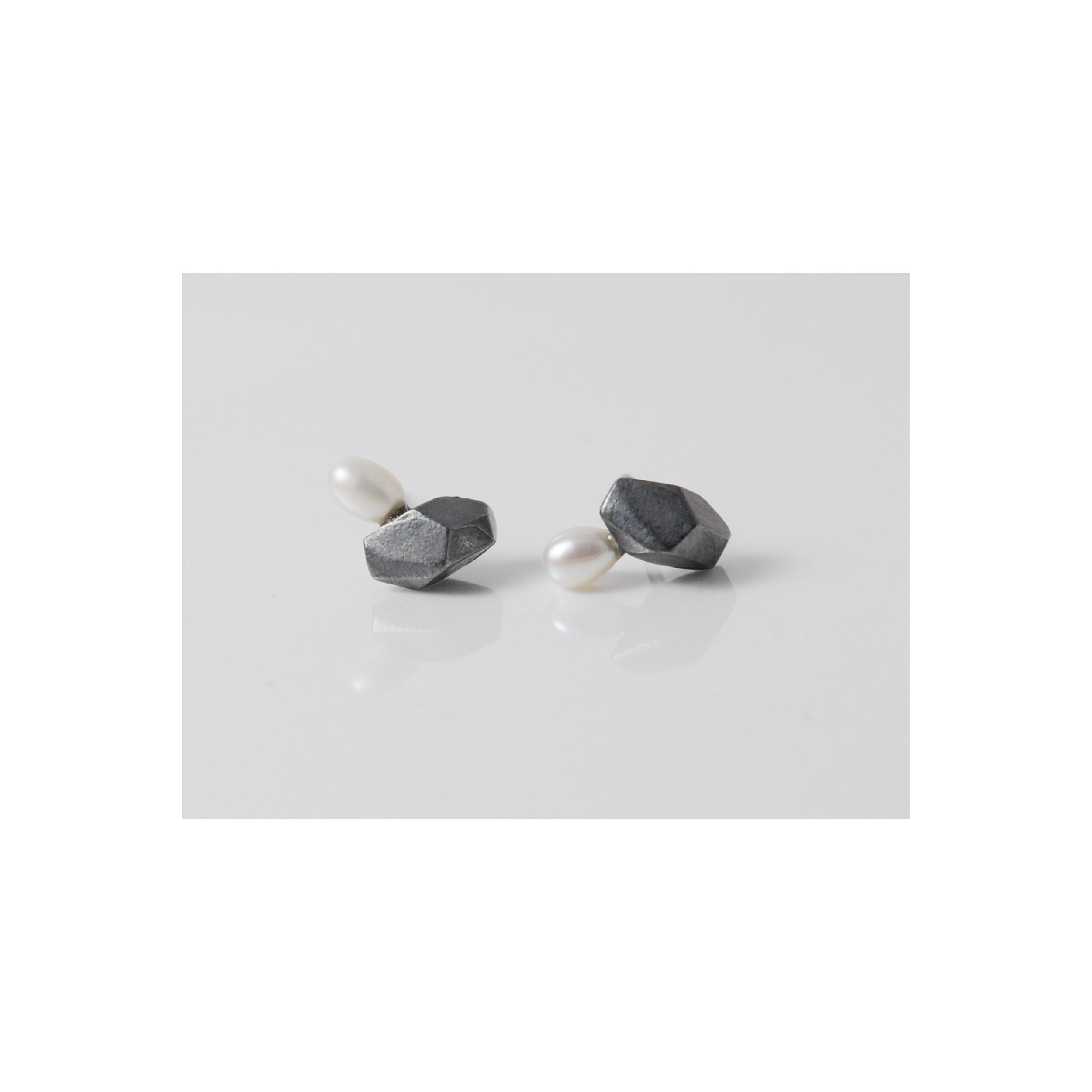 OXIDISED STUDS WITH PEARL