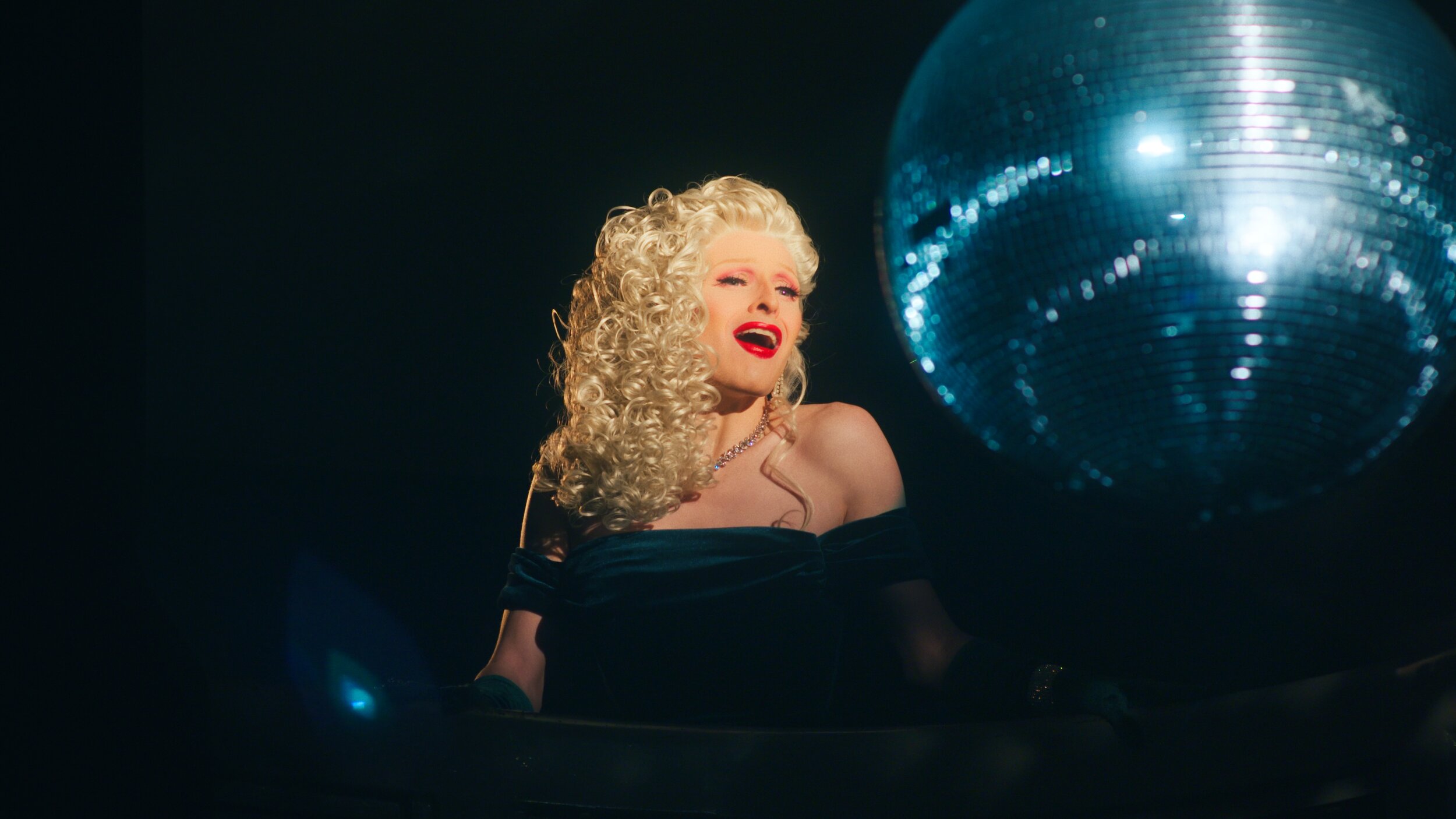  Director: Jenny Dee  DOP: Edmund Curtis  Edit: Gonçalo Sá Correia 