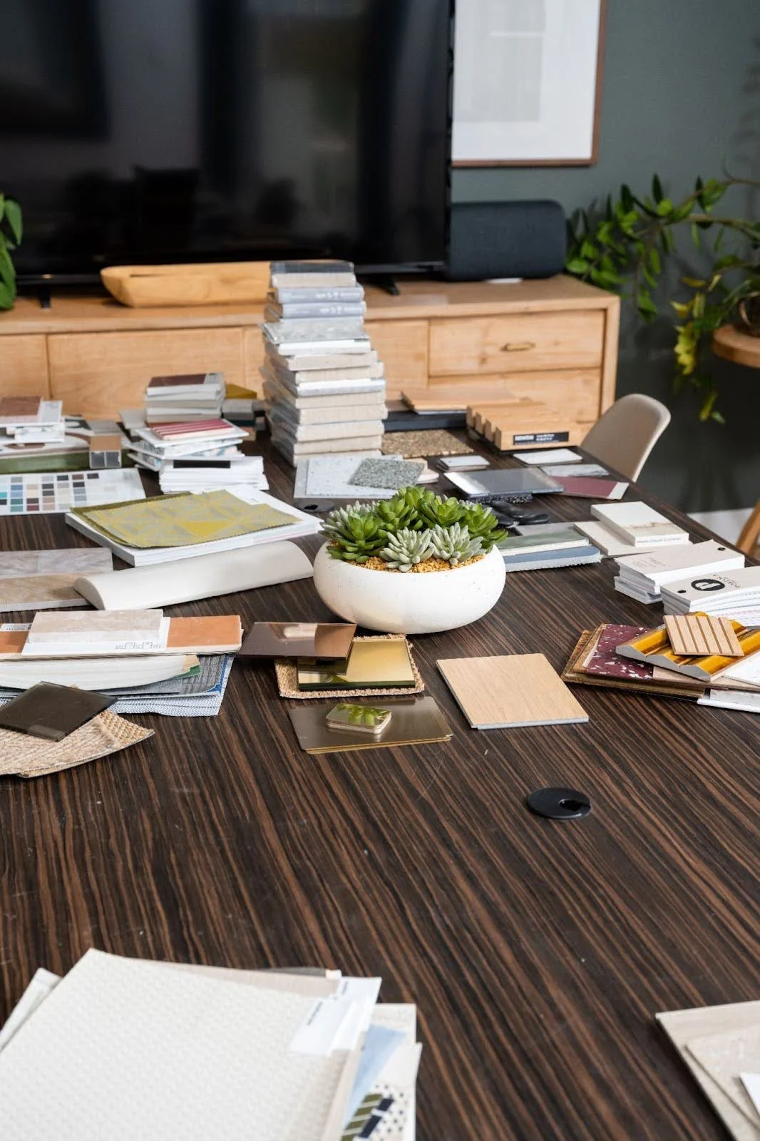 Architect vs Freelance Designer vs Creative Agency for Retail Stores: Who to Hire