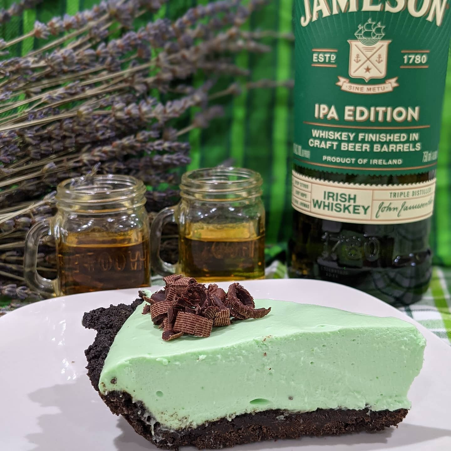 🍀Happy St. Patrick's Day!!!!!!
:
Grasshopper Pie w/a mint oreo crust and flavors of Cr&eacute;me de Menthe and Cr&eacute;me de Cocao.
:
$30
Made to Order
:
#thepiewitch #stpatricksday #stpattysday #green #greenpie #grasshopperpie #pie #piesofinstagr