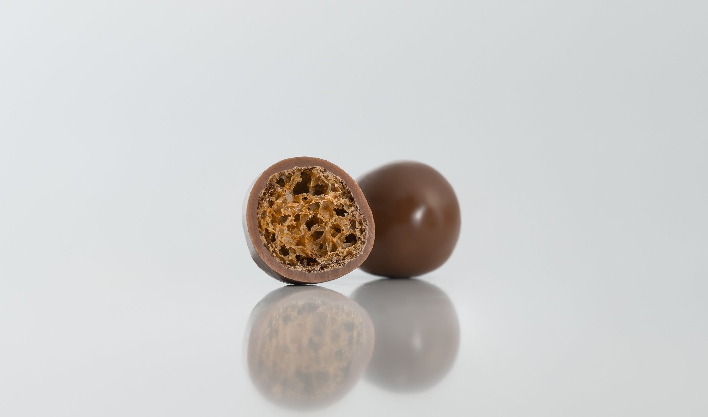 Chocolate-covered crispy cocoa cereal coated in premium chocolate for a crunchy chocolate snack.
