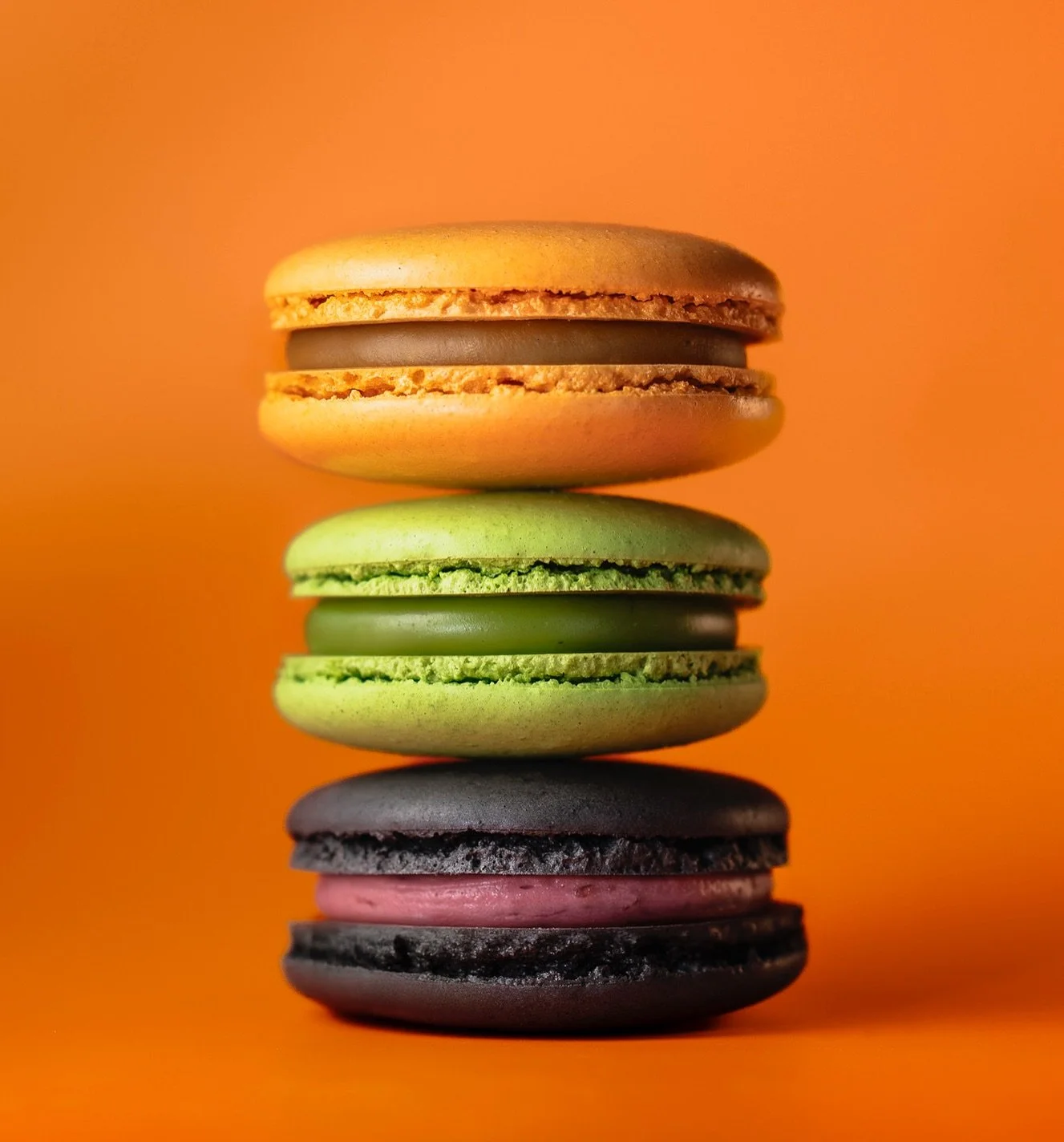 Sooo&hellip; when is it socially acceptable to start talking about Halloween? Our Cranberry French macaron is already in the display-right next to Pumpkin Pie and Pistachio, of course! Try it. Love it. Take it. 

#jeanmarieauboinechocolatier #jeanmar