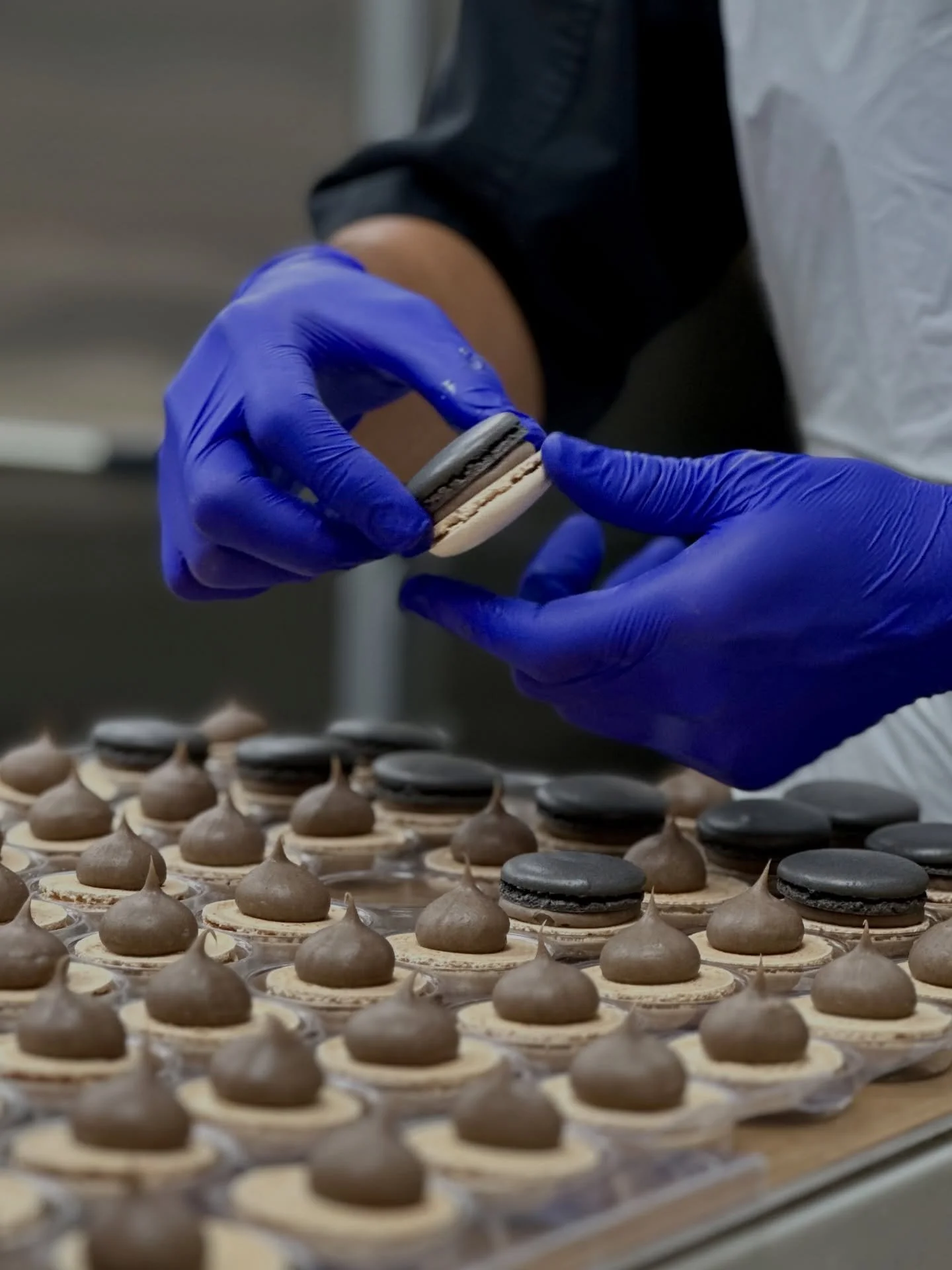 Cookies N&rsquo;Cream French Macarons 🤩 #frenchmacarons #cookiesandcream #lasvegas