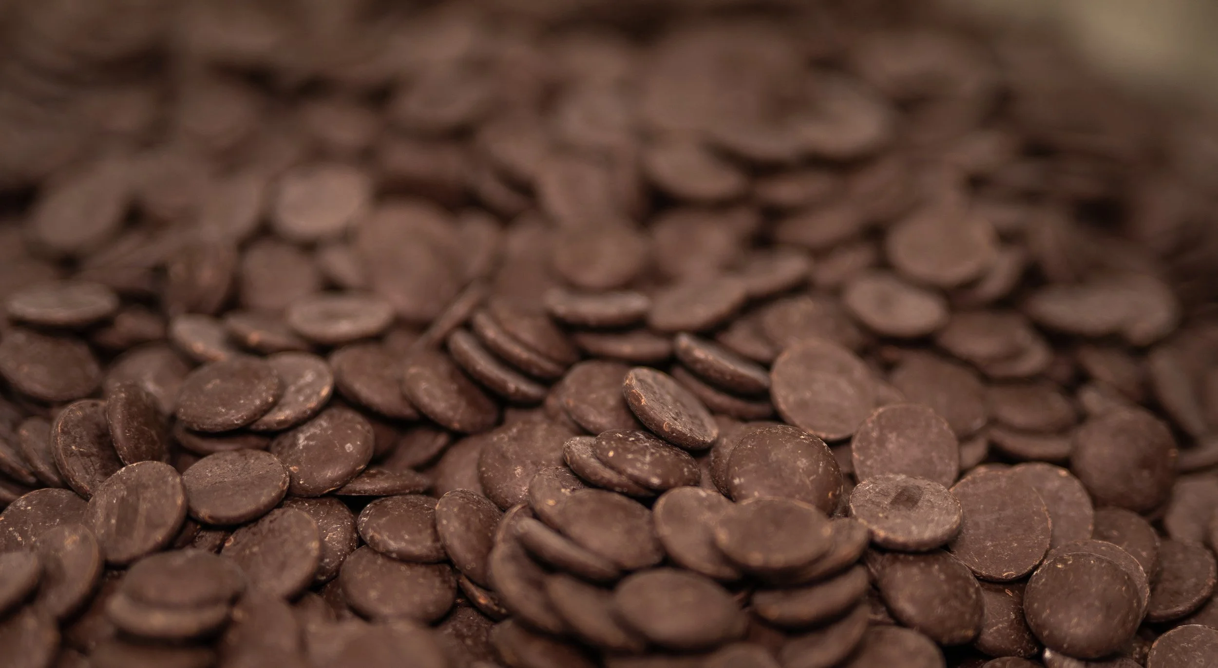 drops of premium Swiss chocolate couverture by Felchin