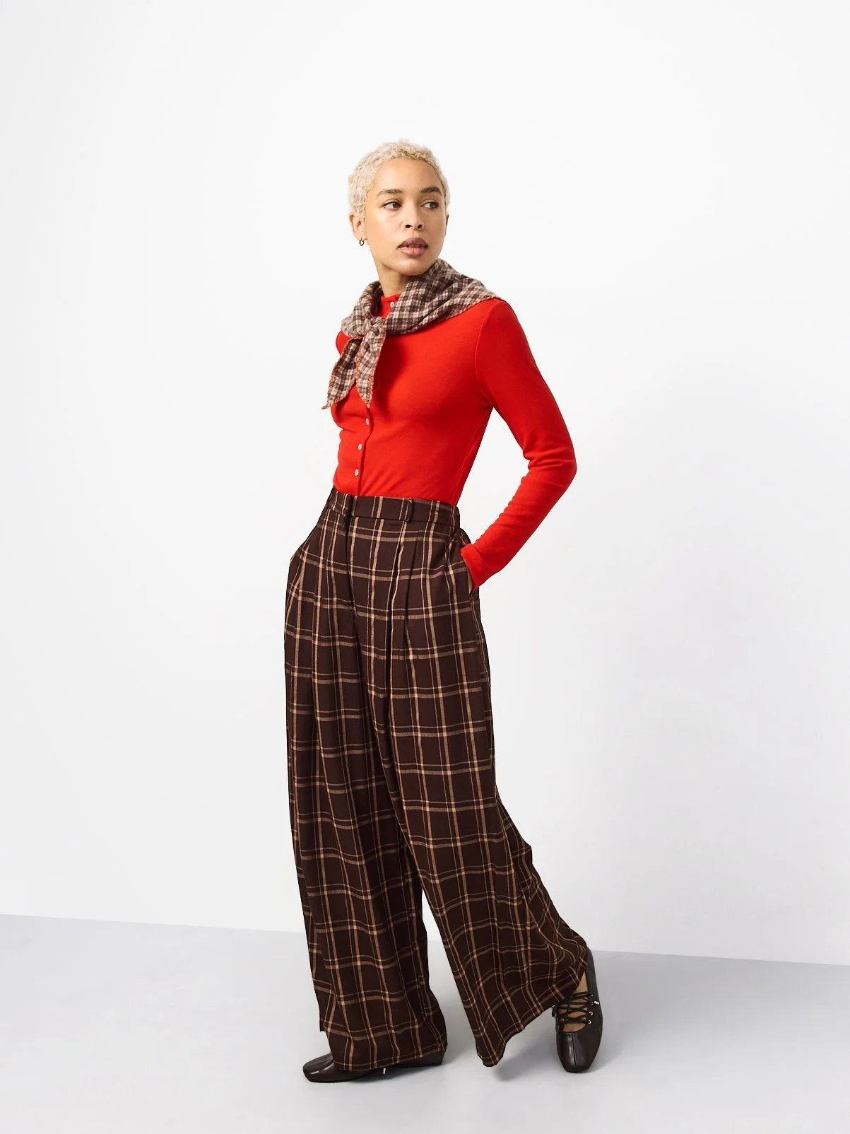 tuc148639281-Red_R_Z002A.jpg