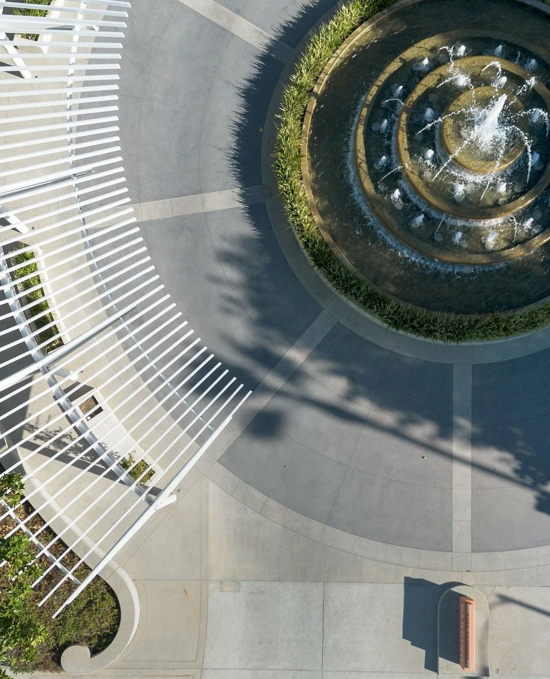 The perfect loop. 🔄☀️⁠
⁠
Pull up, breathe in, and get to work. ⁠
⁠
#WaterGardenSM #SiliconBeach #SantaMonicaTech #WorkStyle #CorporateLuxury #BirdseyeView
