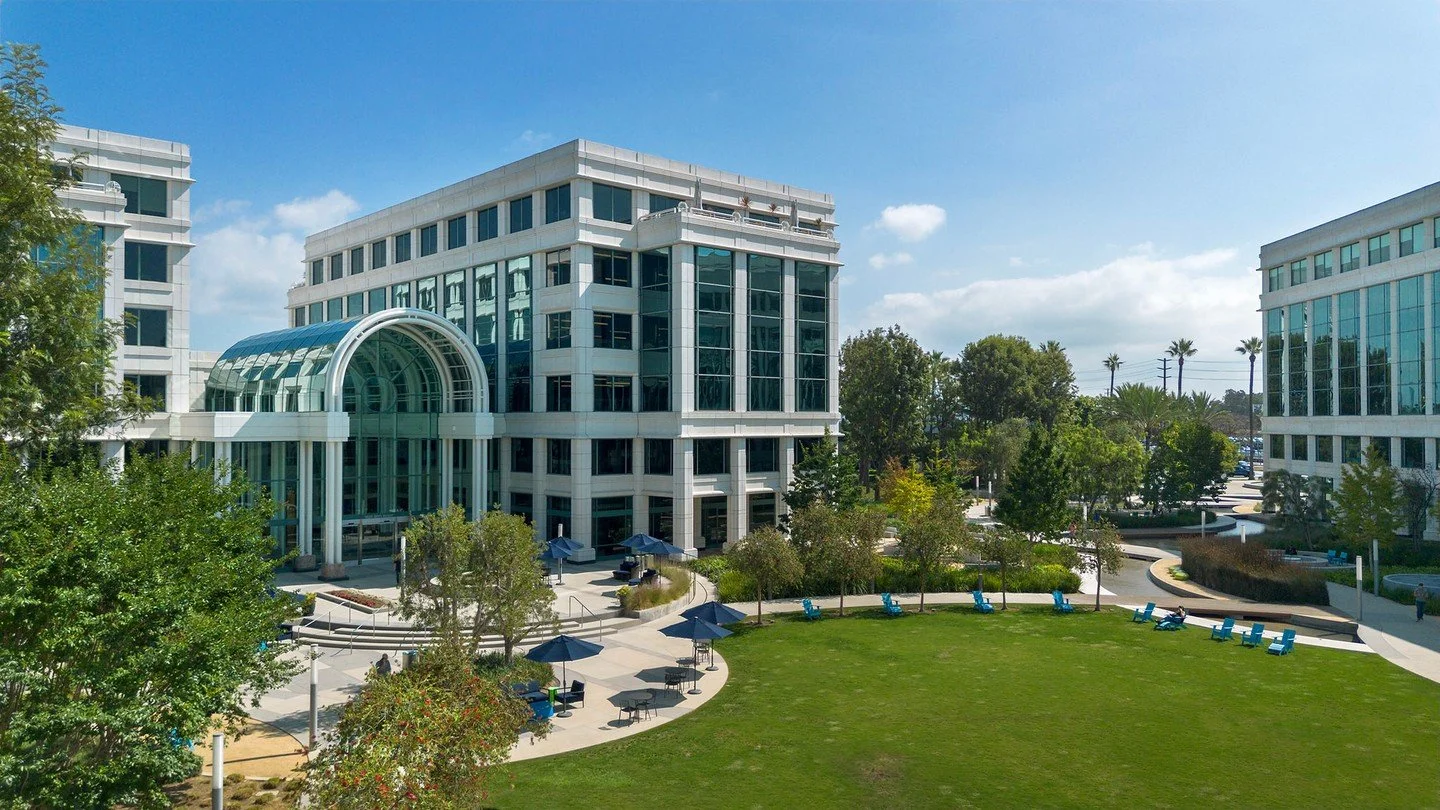 The grass really is greener over here.⁠
⁠
#WaterGardenSantaMonica #SiliconBeach #ModernOffice #SoCalLiving #DesignInspiration