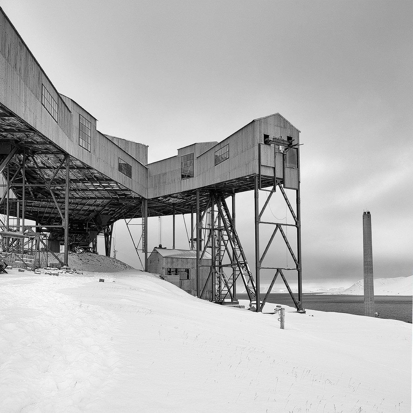 ABANDONED COALMINE ⁠⁠
⁠⁠
#AbandonedCoalMine #Longyearbyen #Spitsbergen #Svalbard #Arctic #Norway #midnightsun #chimneystack⁠⁠
#monochromatic #fineartphotographer #abstractphotography #fujifilm#X-T3⁠⁠