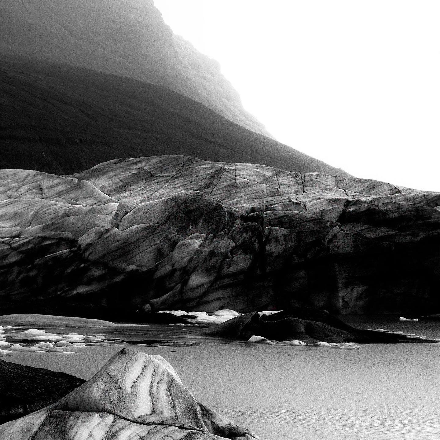 GLACIER CONTOURS⁠⁠
⁠⁠
#Brei&eth;amerkurj&ouml;kull #Glacier #Vatnaj&ouml;kull_National_Park_⁠⁠
#SouthEast #Iceland⁠⁠
#monochromatic #fineartphotography #abstractphotography #noiretblanc #blacknwhitephotograph #fujifilm #X-T3 #ice #meltingice #icemelt