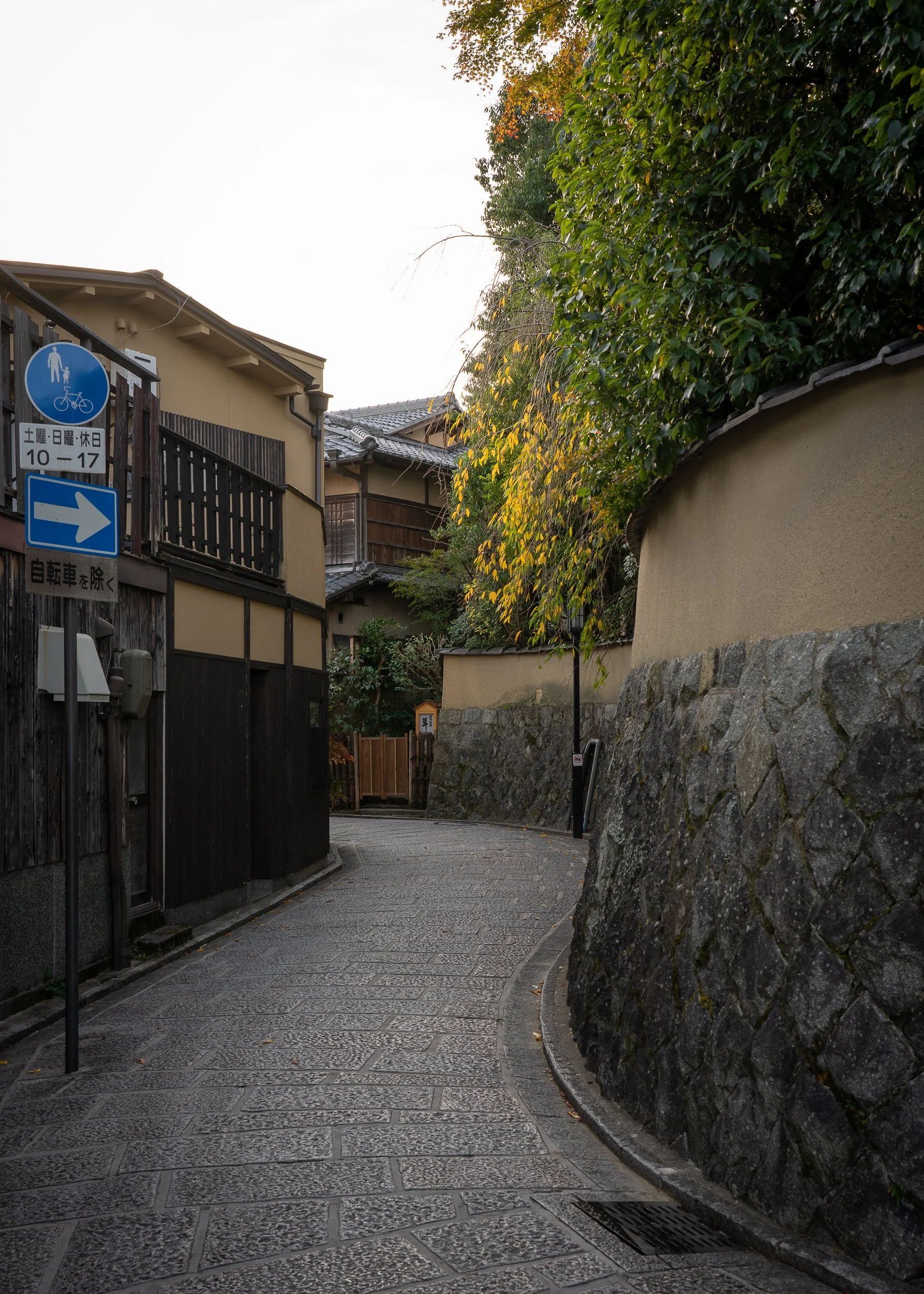 kyoto-curved-street.jpg