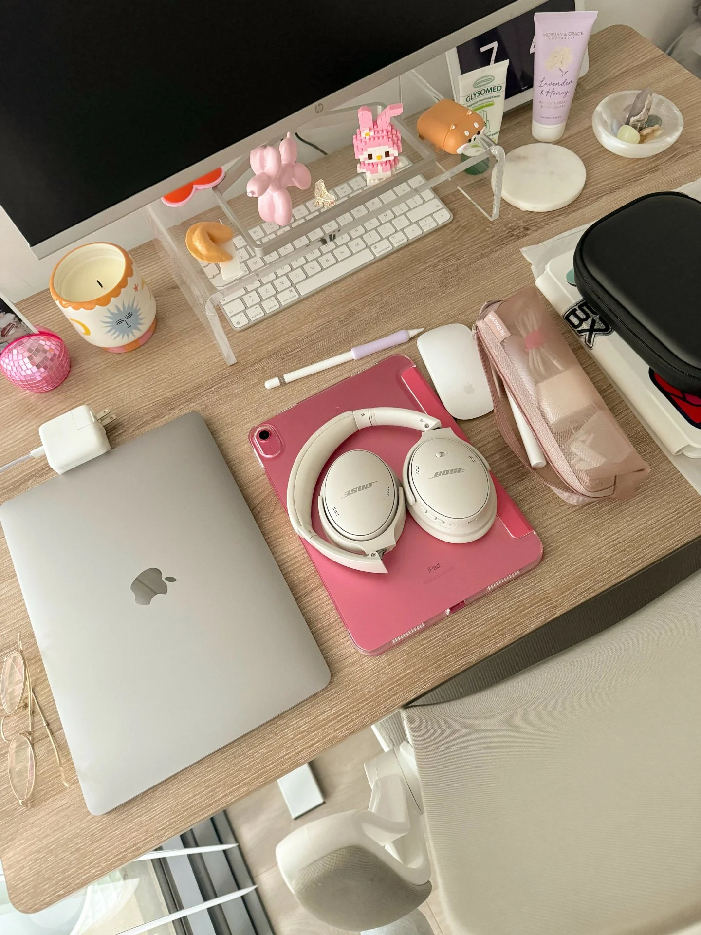 Be honest&hellip; what does your desk look like right now?

Color-coded and calm?
Or buried under sticky notes, coffee cups, and &ldquo;I&rsquo;ll get to that later&rdquo; piles?

Because here&rsquo;s the thing.
The state of your desk usually reflect