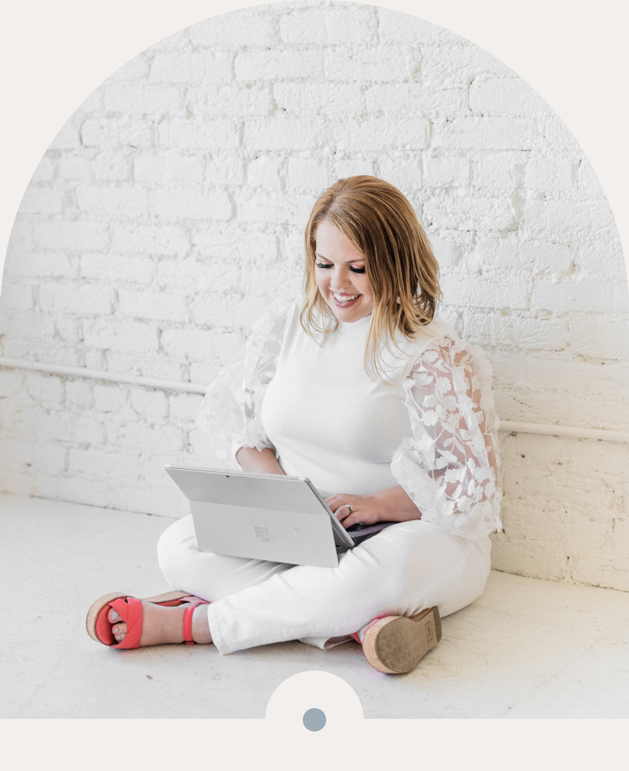 Social Media Managers for Wedding Pros Lori Losee using her laptop.