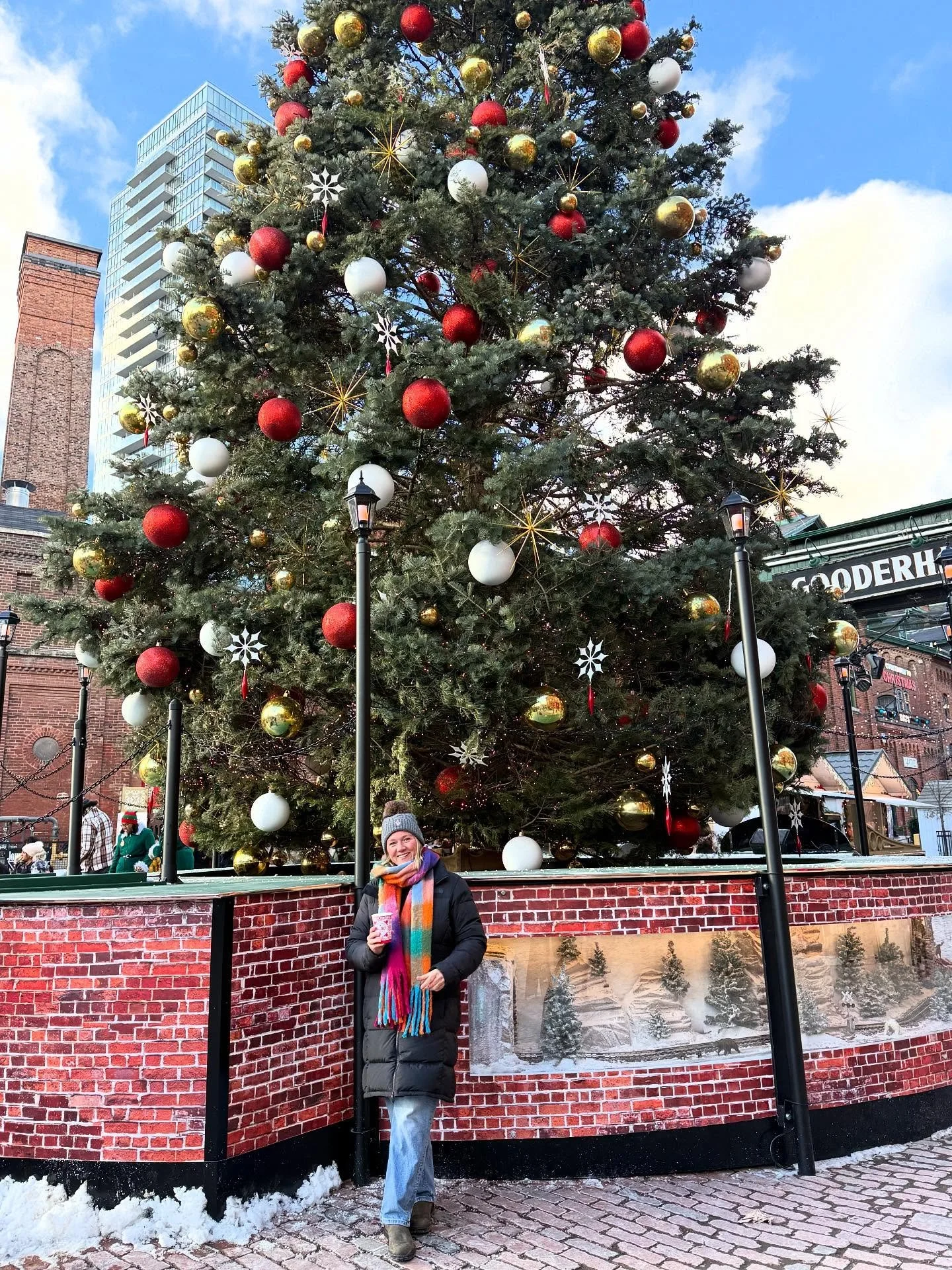 Holiday fun in Toronto! 🎄🧤❄️⛸️🥂

We stopped by the famous Inglewood Drive ( also known as Kringlewood) to see the street lined with giant blow up  Santas 🎅🏻
Went to the Distillery Winter Village to eat yummy food, sample hot chocolates and buy a