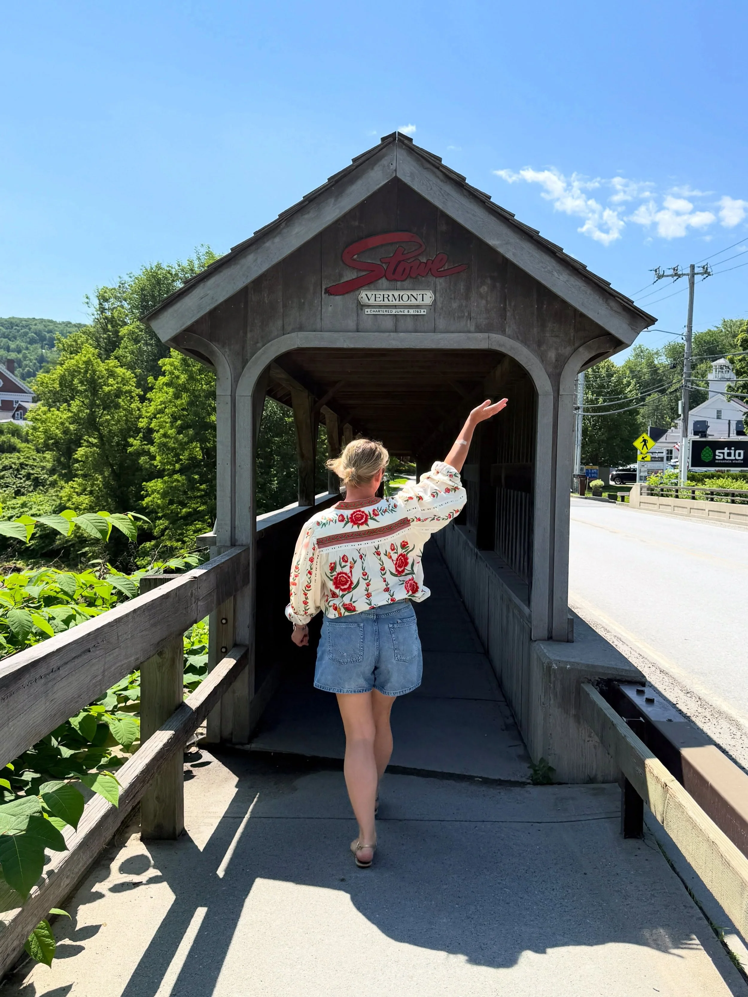 So I just got home from a few nights in Stowe, Vermont! Here are some things I loved about the town:

The main part of town is super walkable! There are cute stores, art galleries, coffee shops and of course the Welcome to Stowe mural. 

I loved our 