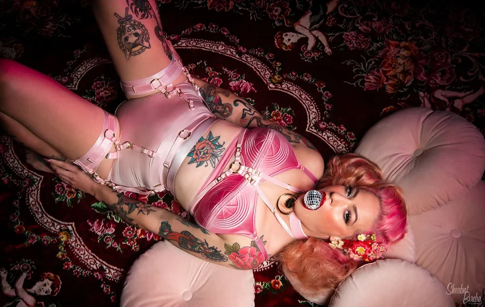 sherbet-birdie-classic-photoshoot-bedroom-noir-boudoir-sydney-23.webp
