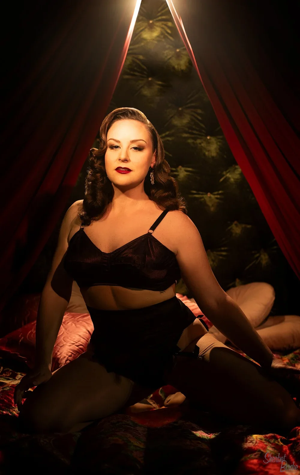 sherbet-birdie-classic-photoshoot-bedroom-noir-boudoir-sydney-10.webp