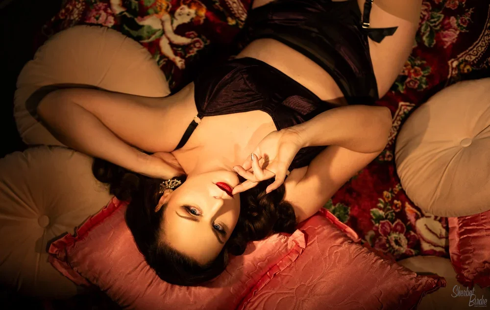 sherbet-birdie-classic-photoshoot-bedroom-noir-boudoir-sydney-9.webp