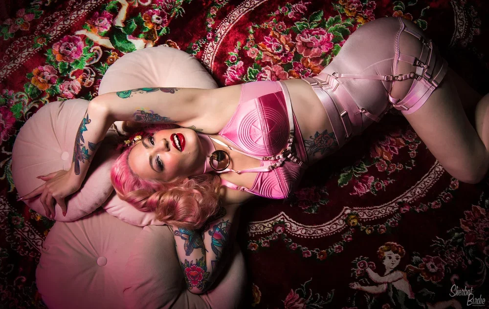 sherbet-birdie-classic-photoshoot-bedroom-noir-boudoir-sydney-22.webp