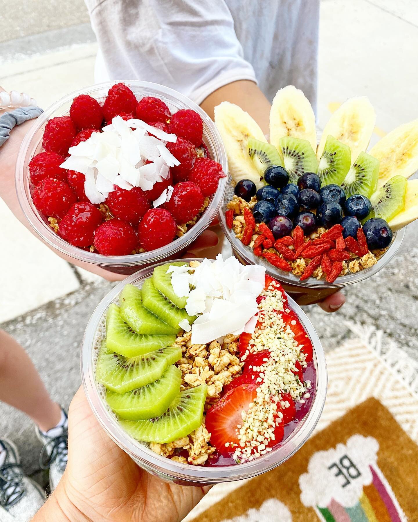 What acai lovers dream about 💭. 🌙 If this is you give us a &ldquo;🙌&rdquo; . 
.
.
 #acaibowl #acaibowls #acai #dailyfoodfeed #lovefood #eatingfortheinsta #smoothie #spoonfeed #smoothiebowl #healthy #foodtruck #foodtrailer #cheatmeal #tastingtable 