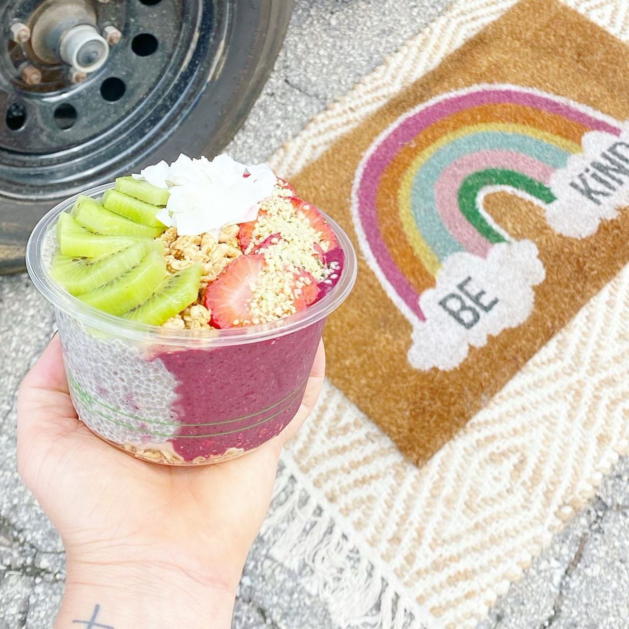 Just a friendly reminder 🌟 BE KIND 🌟 
.
.
 #acaibowl #acaibowls #acai #dailyfoodfeed #lovefood #eatingfortheinsta #smoothie #spoonfeed #smoothiebowl #healthy #foodtruck #foodtrailer #cheatmeal #tastingtable #healthylifestyle #heresmyfood #eater #kn