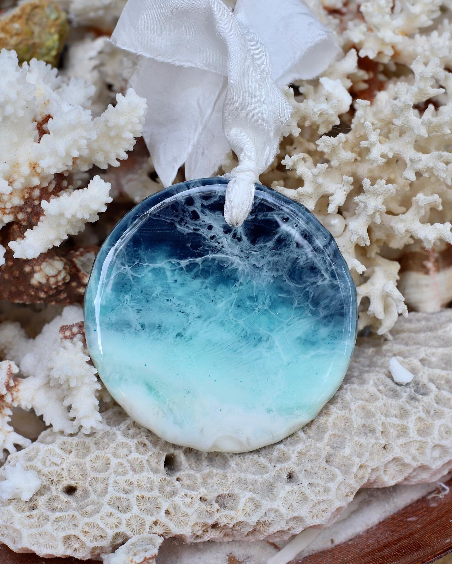 For those of you who have been waiting for the this year&rsquo;s 🏝️ beach ornaments: they are now up in the shop! 

Size: 4x4x1/4&rdquo;
Lightweight and flat with a slightly domed backing. Hung with a white silk ribbon &amp; initialed on back. 

#be