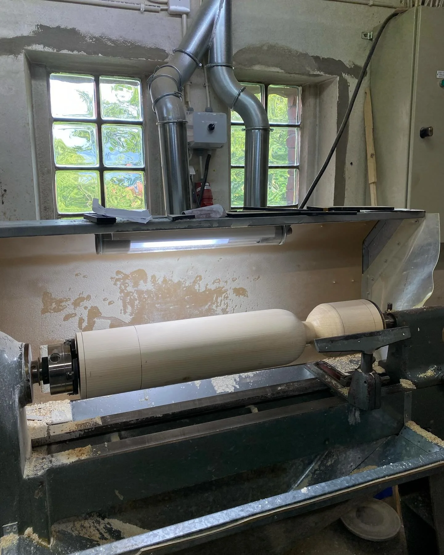 Somewhere in between bark beetle tree and cabinet 🌪️

#barkbeetle #woodturning #sustainablefurniture #process #bts