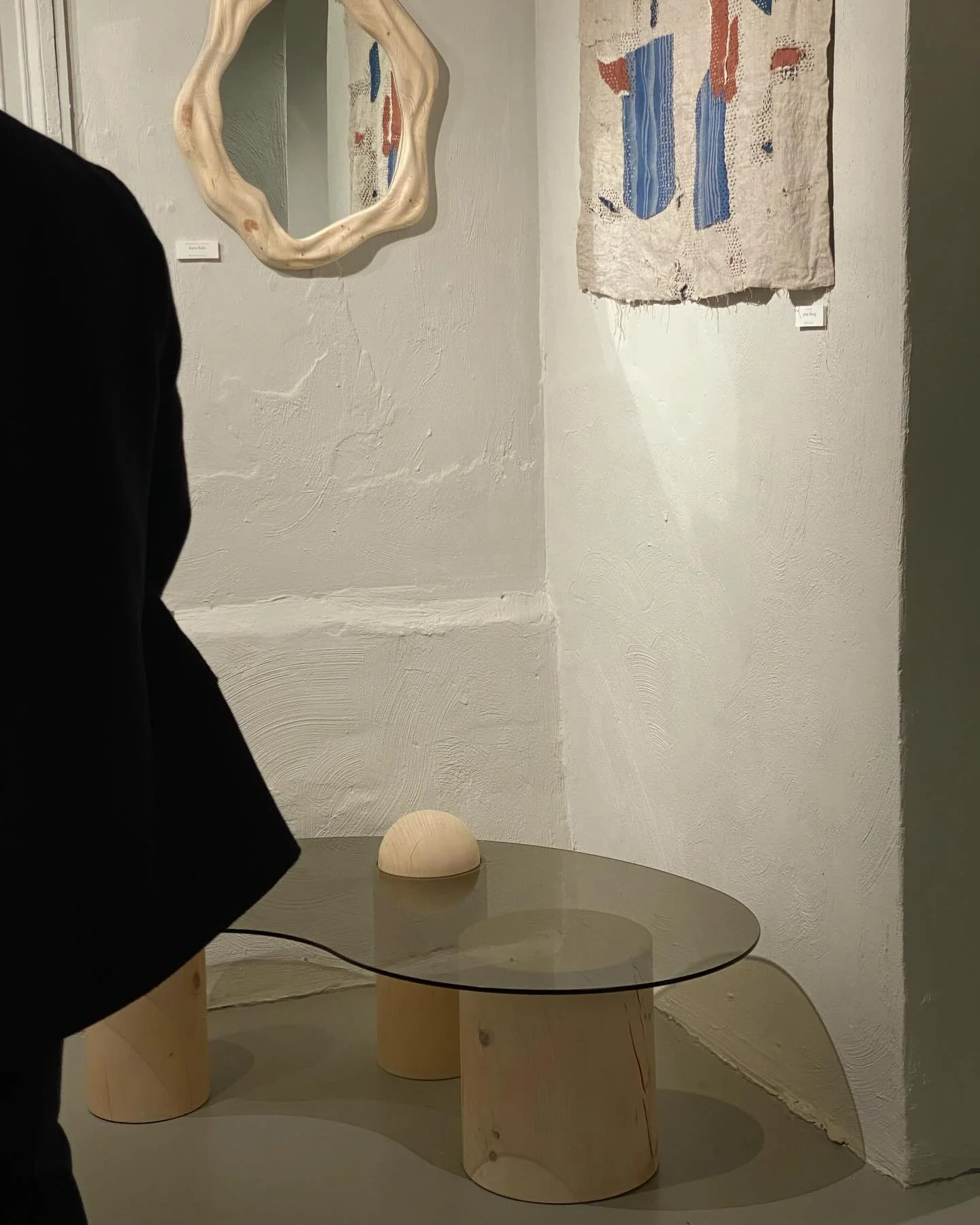 Gbg! Missa inte utst&auml;llningen Formscen hos @svenskformvast som &auml;r &ouml;ppen tors och l&ouml;r under hela mars. B&ouml;nan &auml;r p&aring; plats och &auml;lskar de goa s&auml;llskapet. 🫶

Svensk Form V&auml;st har bjudit in 26 formgivare 